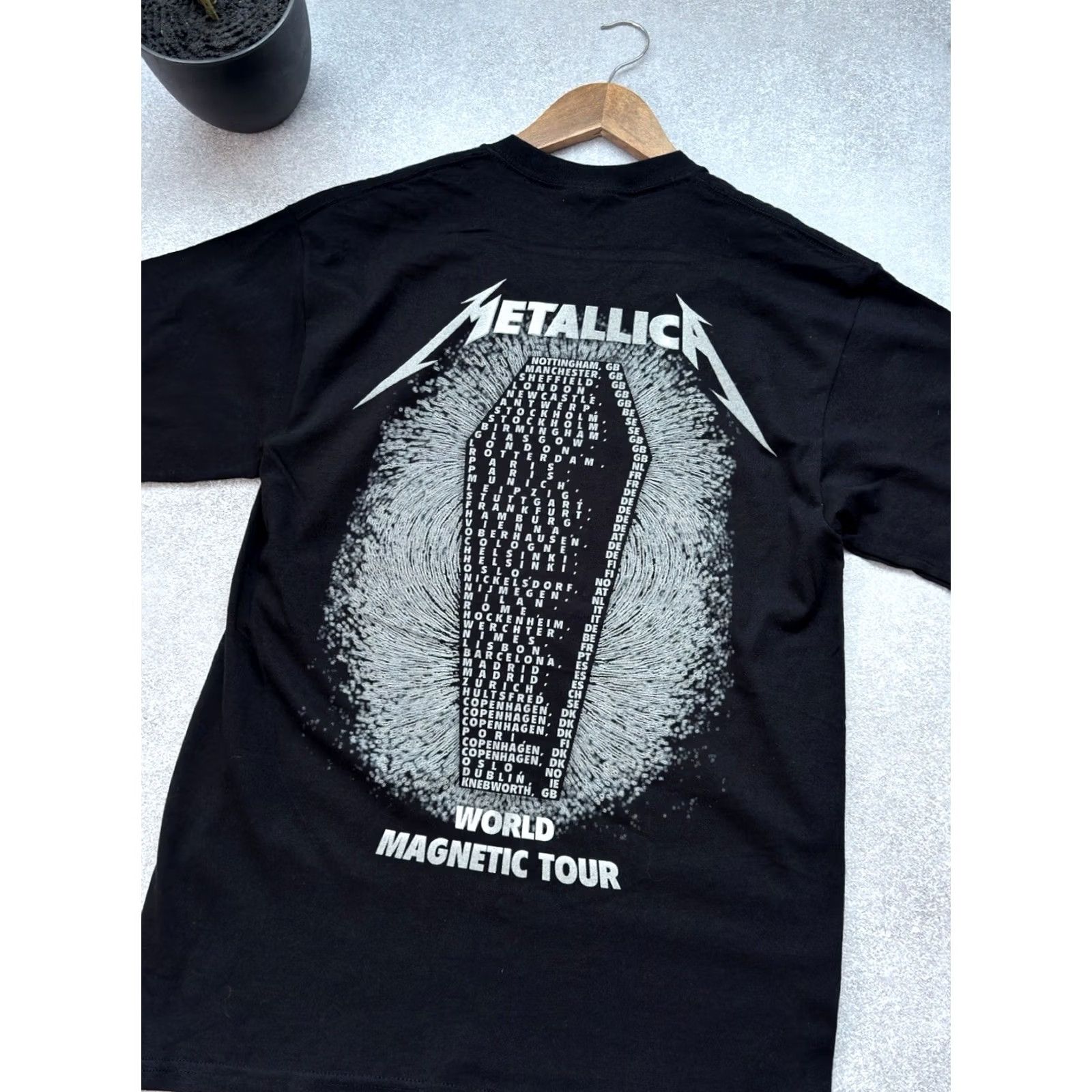 Vintage Metallica T-Shirt Band Graphic Print Black Shirt M Men Short Sleeve World Magnetic Tour Vintage Size US M / EU 48-50 / 2 - 4 Thumbnail