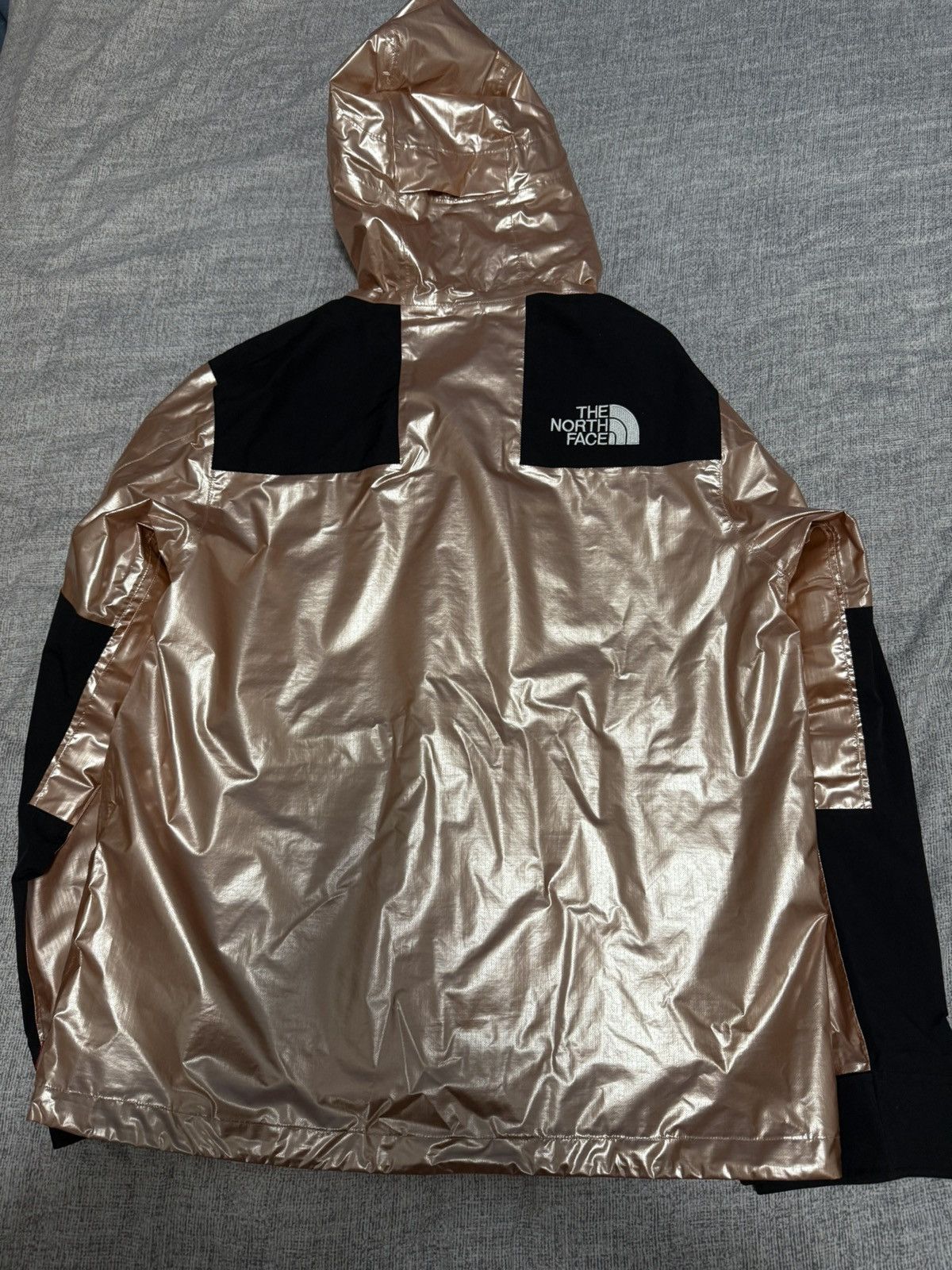 Supreme × The North Face Supreme tnf the north face metallic mountain parka gold rose Size US M / EU 48-50 / 2 - 2 Thumbnail