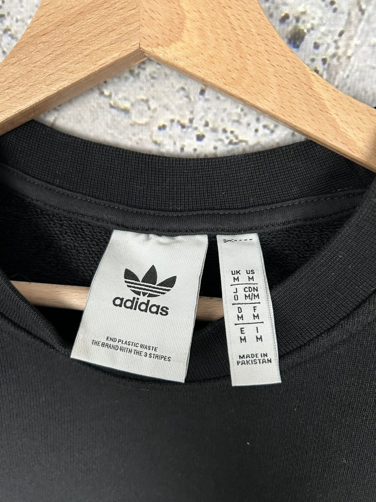 Adidas Vintage Adidas Crewneck Center Logo Streetwear Sportswear Size US M / EU 48-50 / 2 - 5 Thumbnail
