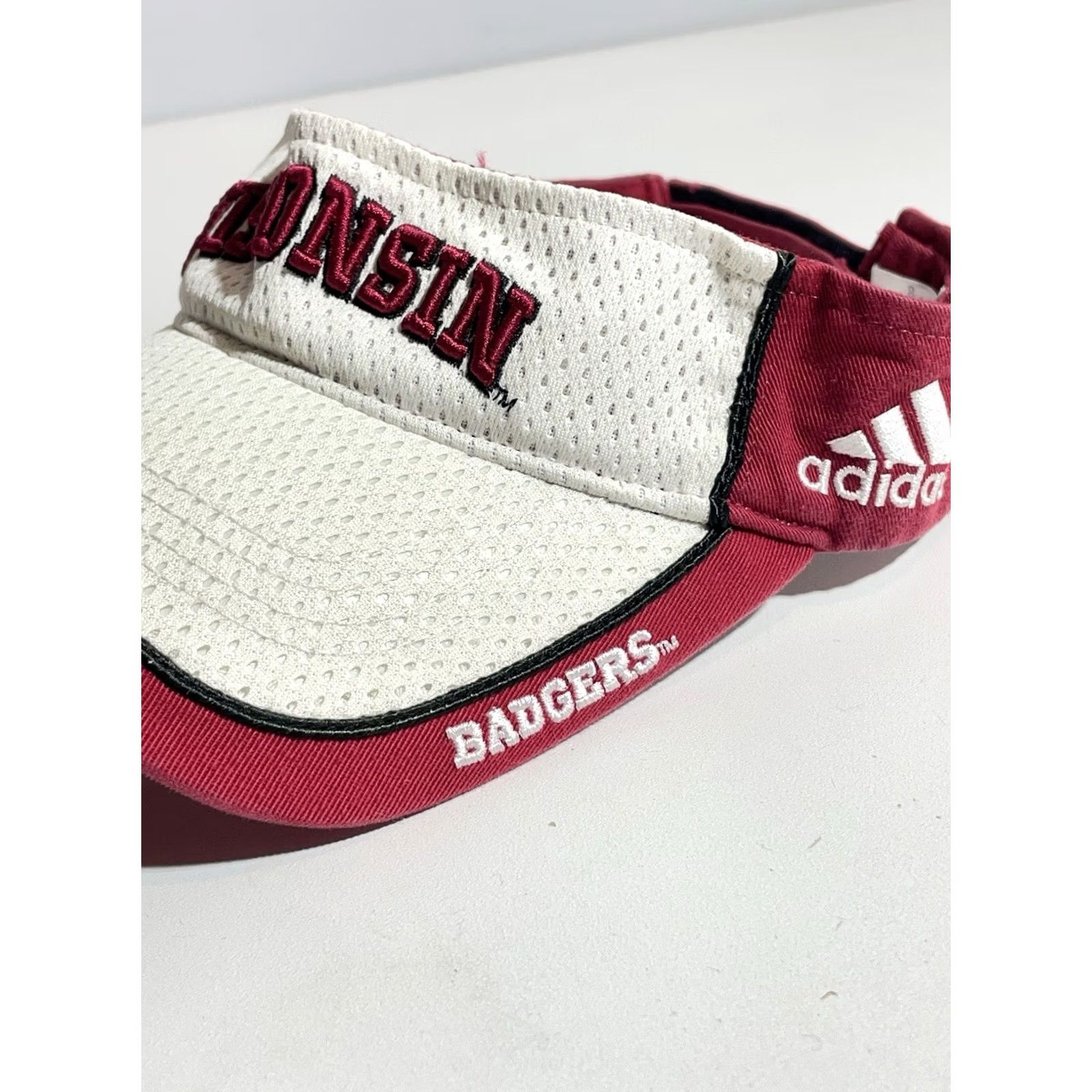 Adidas Wisconsin Badgers Adidas Visor Sun Hat Golf Tennis Beach Cap Adjustable Men One Size Red White Visor Beach Adjustable Women? Size ONE SIZE - 4 Thumbnail