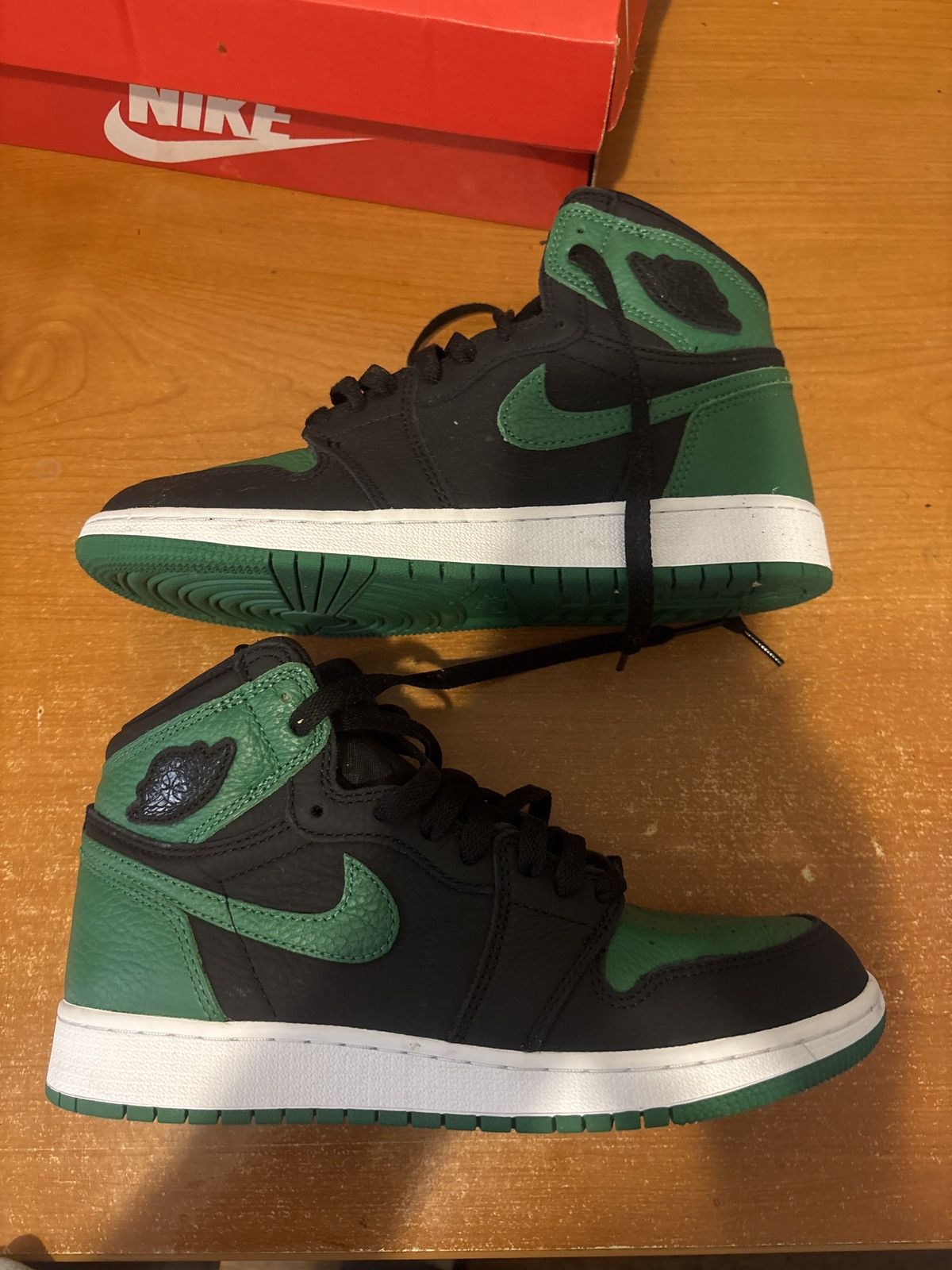 Jordan Brand Jordan 1 Retro High Pine Green Size US 7 / EU 40 - 1 Thumbnail