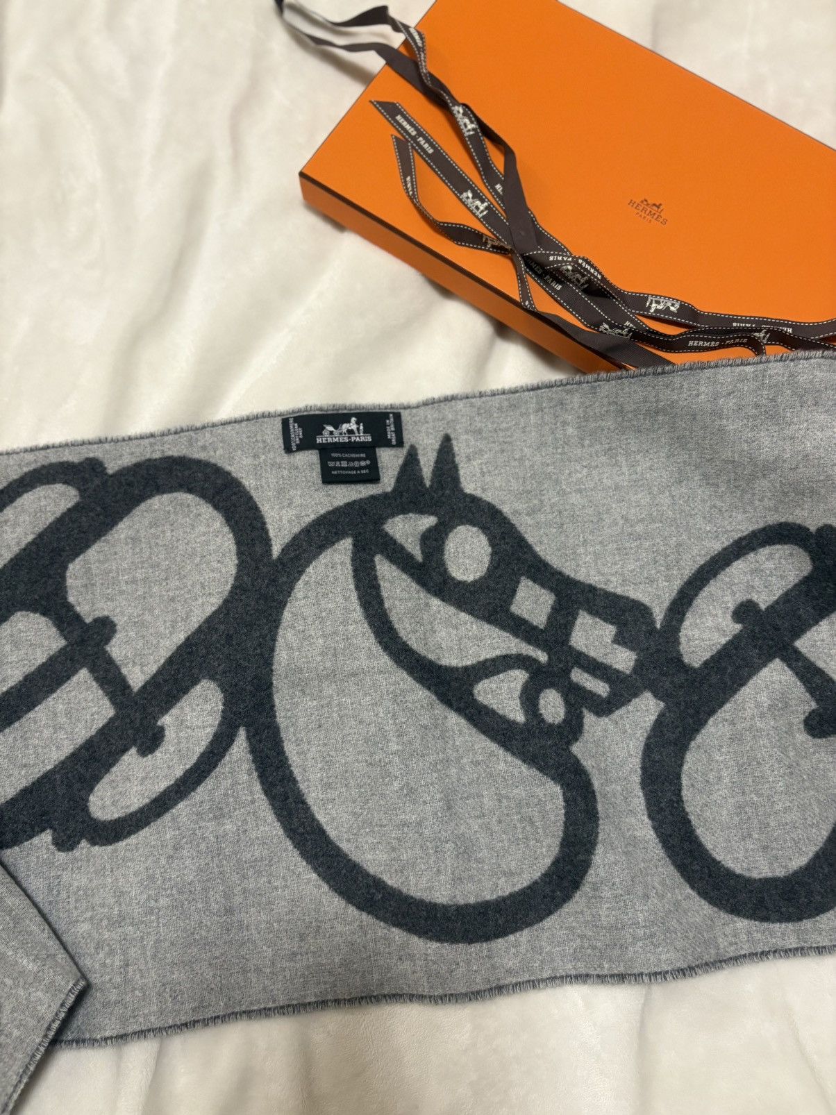 Hermes Hermes cashmere horse head reversible scarf Size ONE SIZE - 2 Thumbnail