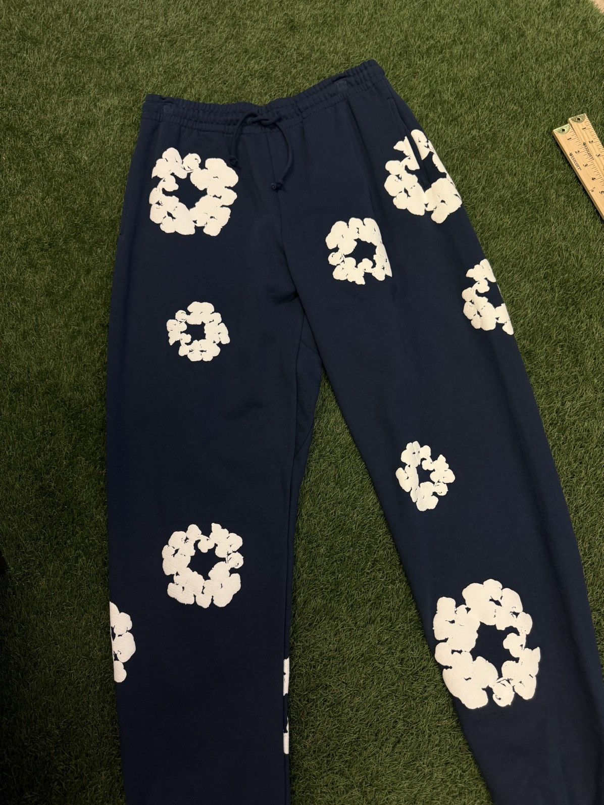 DENIM TEARS Denim Tears Cotton Wreath Sweatpants Navy Blue (M) Size US 31 - 6 Thumbnail