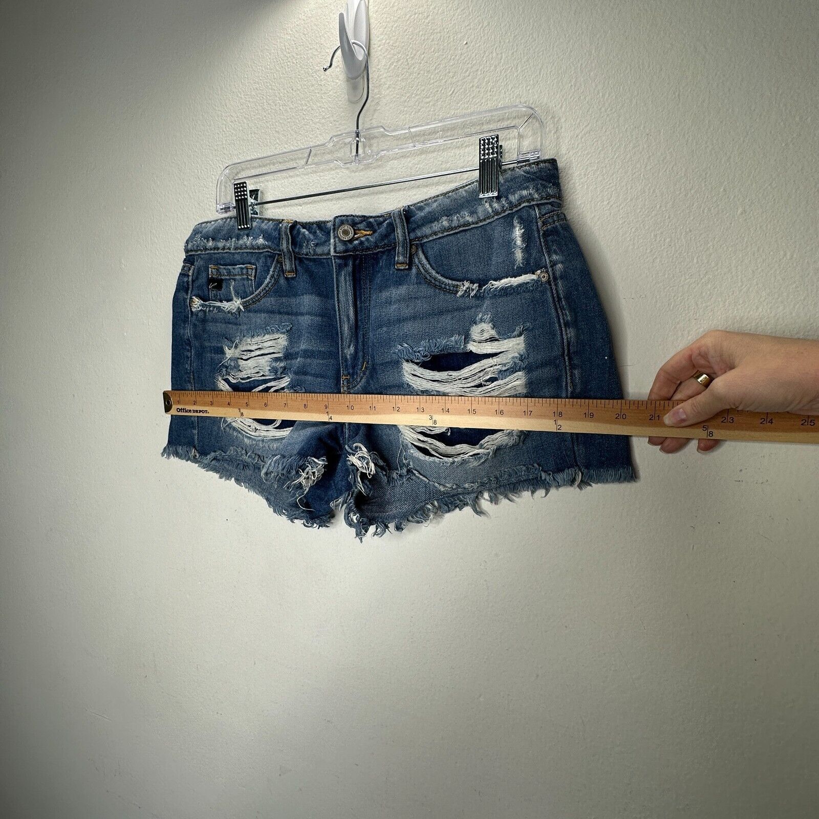 Other Kancan Medium Wash Mid-Rise Distressed Raw Hem Shorts 28 Size 28" / US 6 / IT 42 - 14 Thumbnail