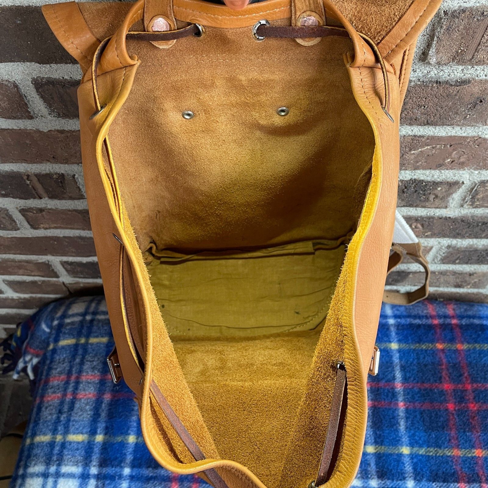 Other RARE 1970s REINDEER HIDE LEATHER BACKPACK RUCKSACK R$1398 Size ONE SIZE - 14 Thumbnail
