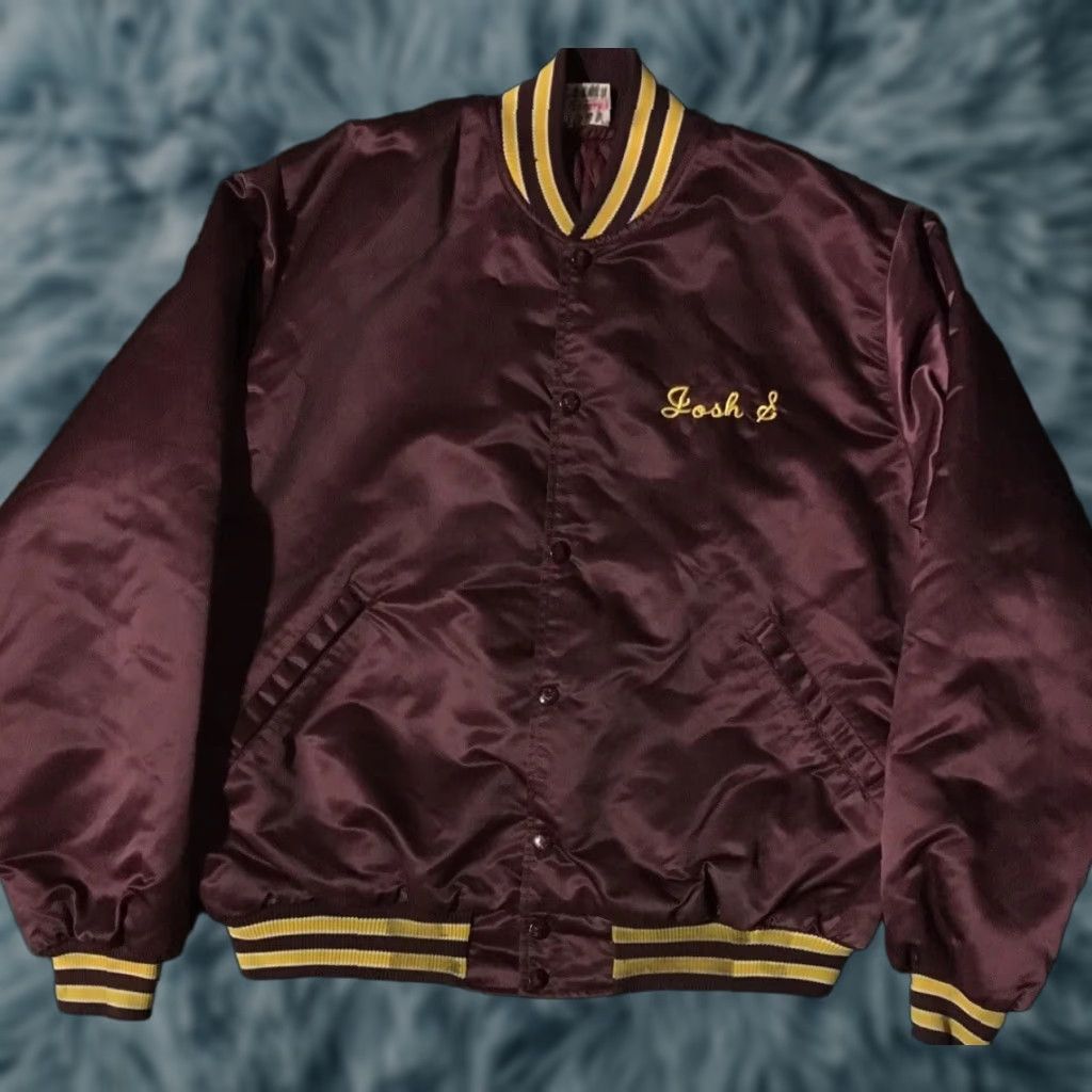 Vintage VINTAGE Stewartville Football Satin Jacket L USA School Track PE Varsity Grunge 80s Red Mens Size US L / EU 52-54 / 3 - 1 Thumbnail