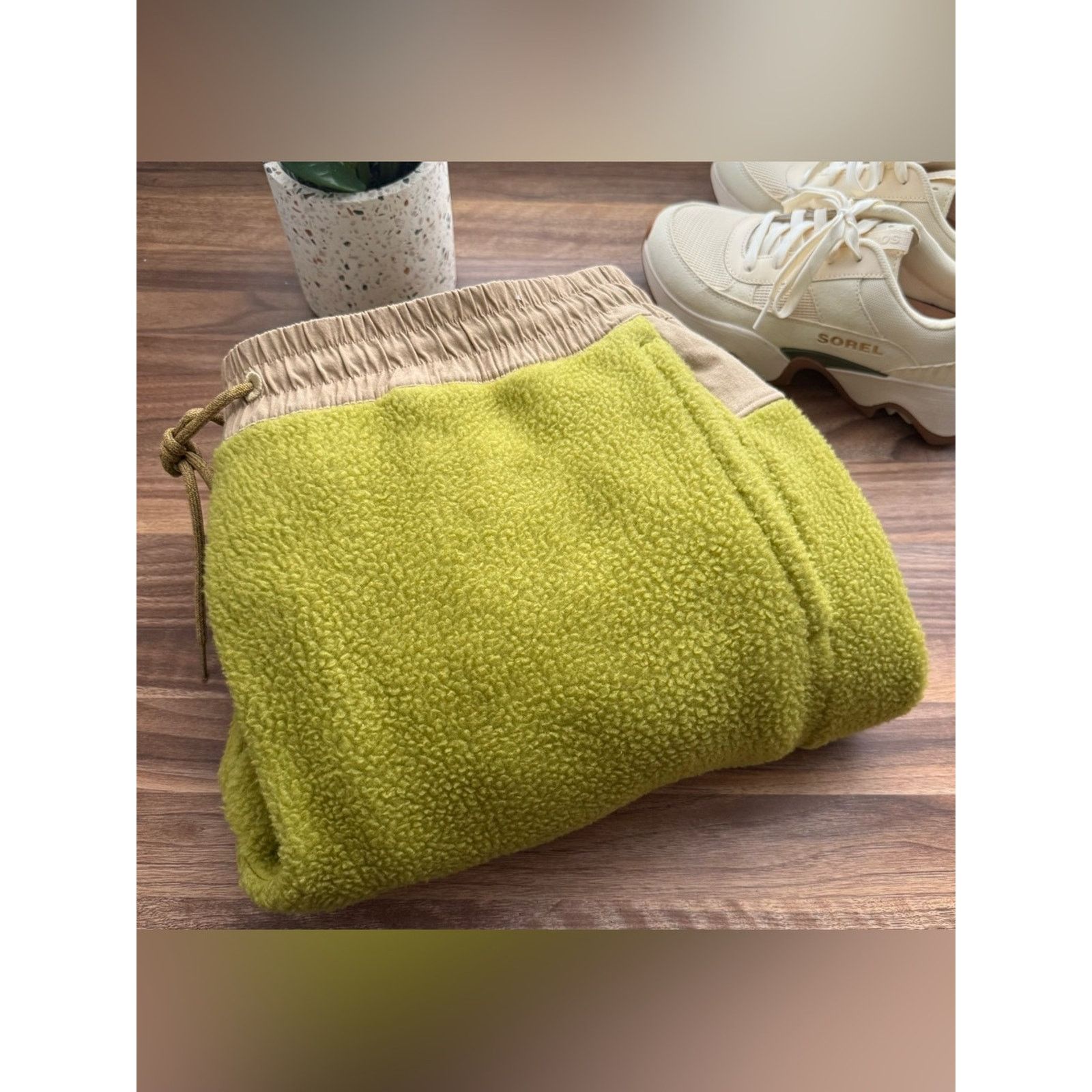 Allbirds allbirds Hazy Lime Fluff Fleece Sweatpants Joggers Size US 39 - 1 Thumbnail