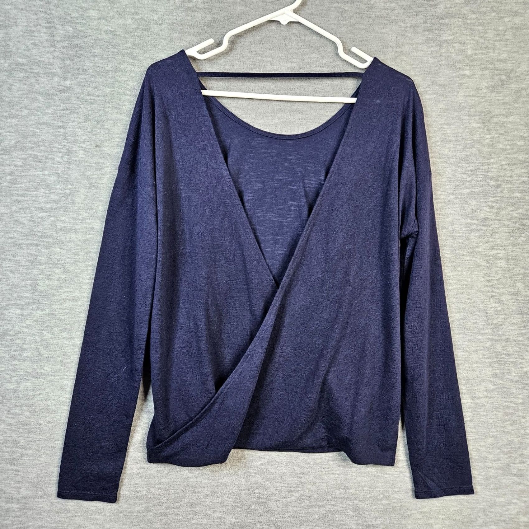White House Black Market White House Black Market Top Sz S Women’s Navy Blue V-neck Back Size S / US 4 / IT 40 - 2 Thumbnail