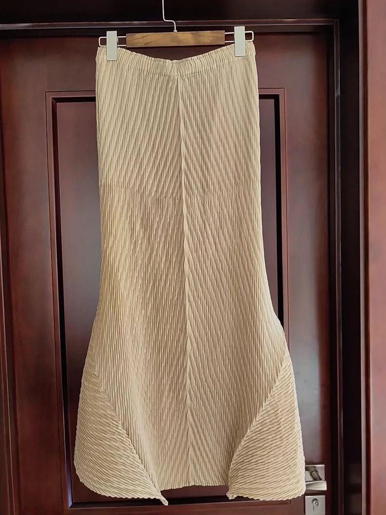 Issey Miyake Issey Miyake size:2 Beige new fish-scale skirt Size 23" - 5 Thumbnail