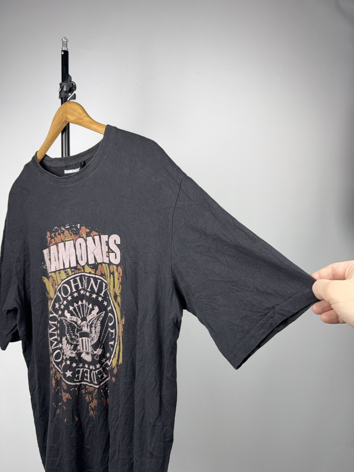 Band Tees 2021 Ramones Classic Seal Punk Rock T-Shirt Size M-L Size US L / EU 52-54 / 3 - 9 Thumbnail