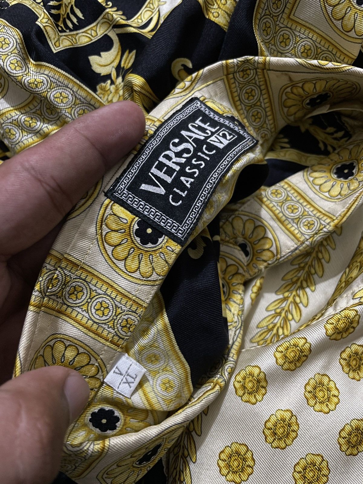 Versace 1994 Versace Classic V2 Baroque Print Silk Button Up Shirts Size US L / EU 52-54 / 3 - 9 Thumbnail