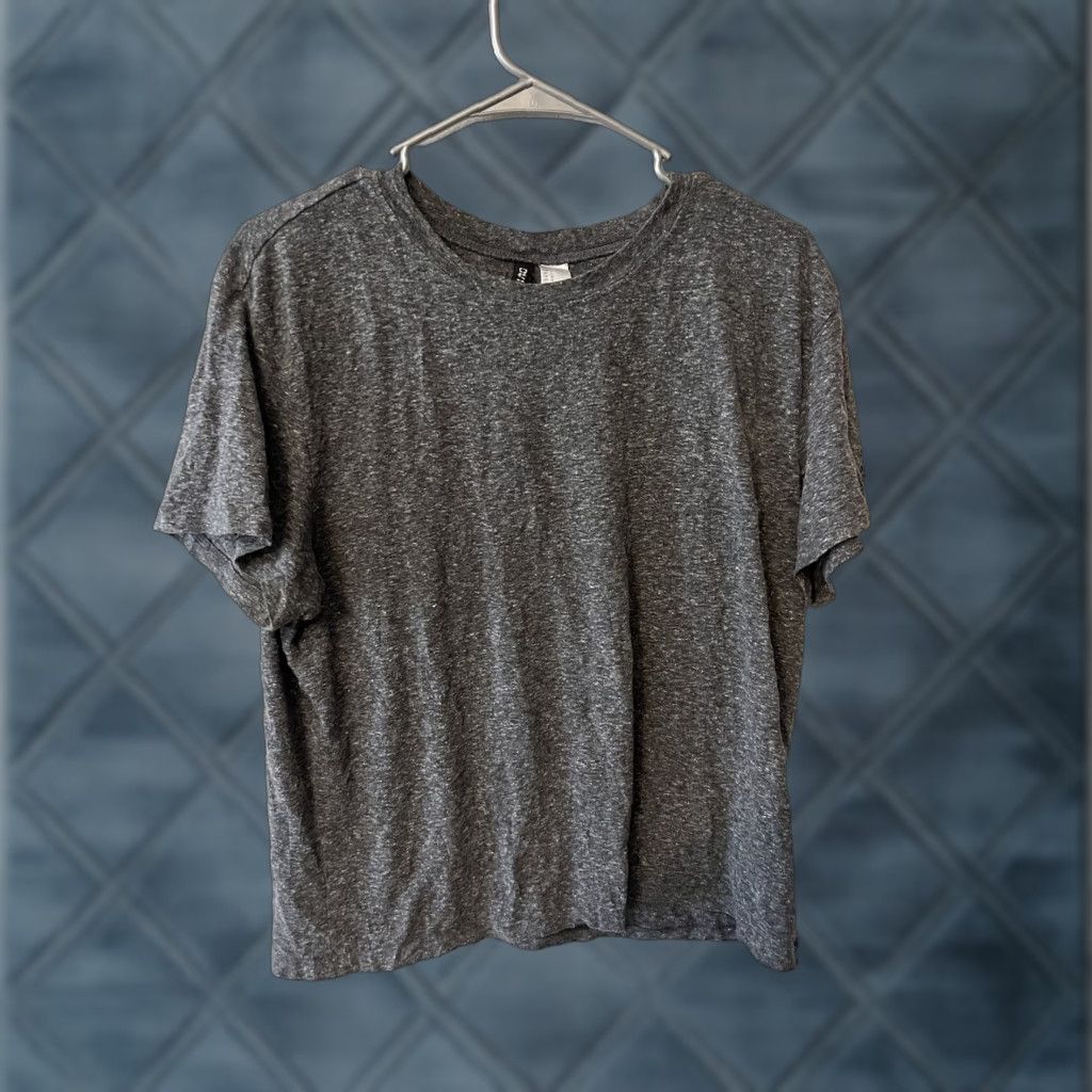 H&M H&M Divided T-Shirt Women L Gray Solid Basic Shirt, Size L, Regular, Gray, Women's Tee, Basic, Divided, Vintage? (no) Size L / US 10 / IT 46 - 1 Thumbnail