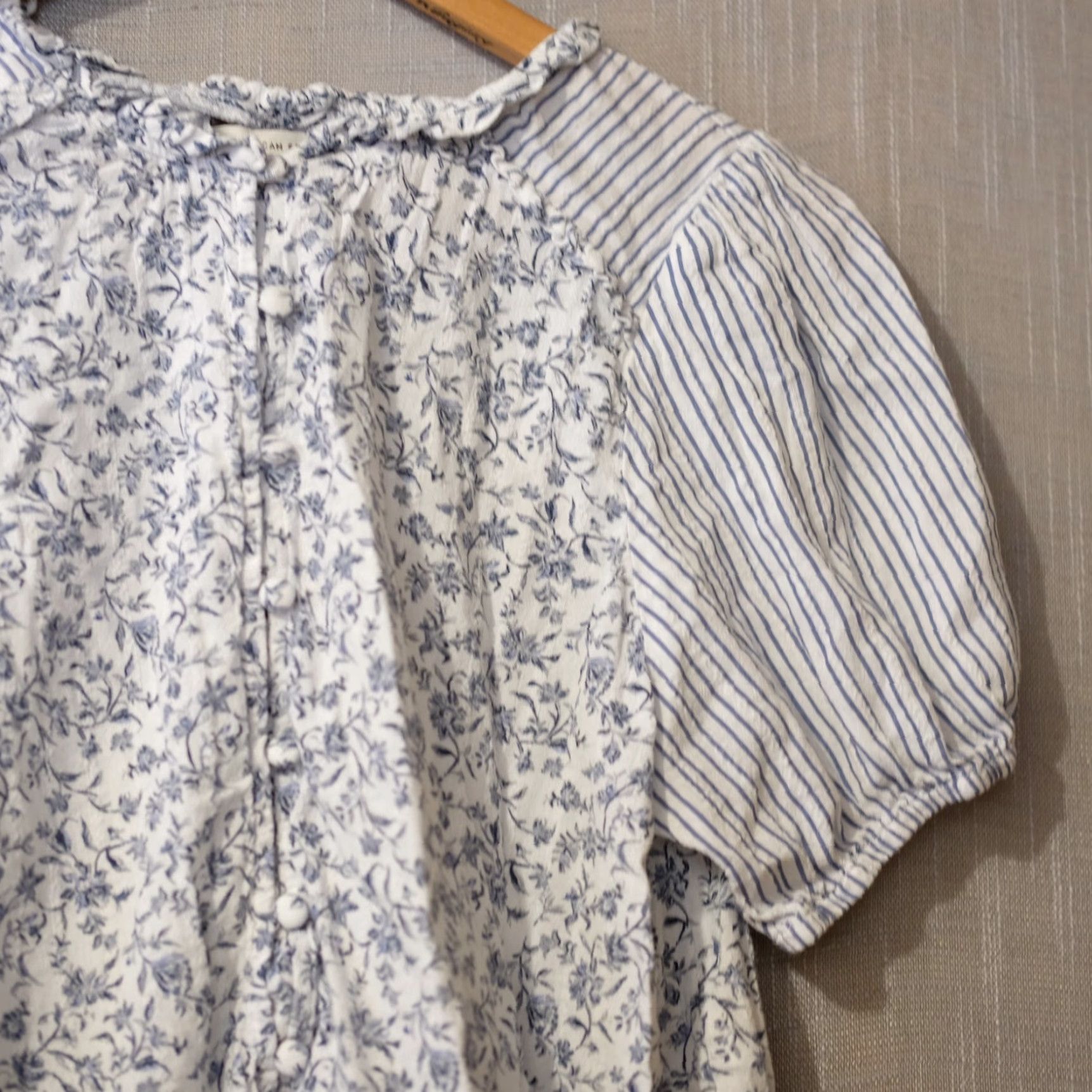 American Eagle Outfitters **EUC American Eagle Floral Crop Navy/White Women's XL Blouse** User: EUC American Eagle Floral Crop Navy/White Women's XL Blouse Size XL / US 12-14 / IT 48-50 - 3 Thumbnail