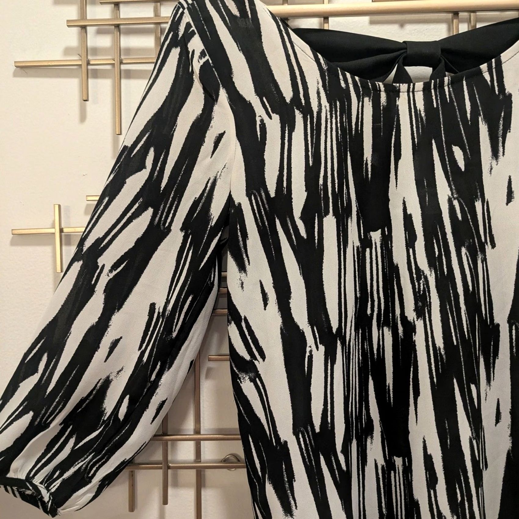 Vintage Charming Charlie Blouse Black White Abstract Print Bow Back 3/4 Sleeve Women's Size S Top Size S / US 4 / IT 40 - 3 Thumbnail