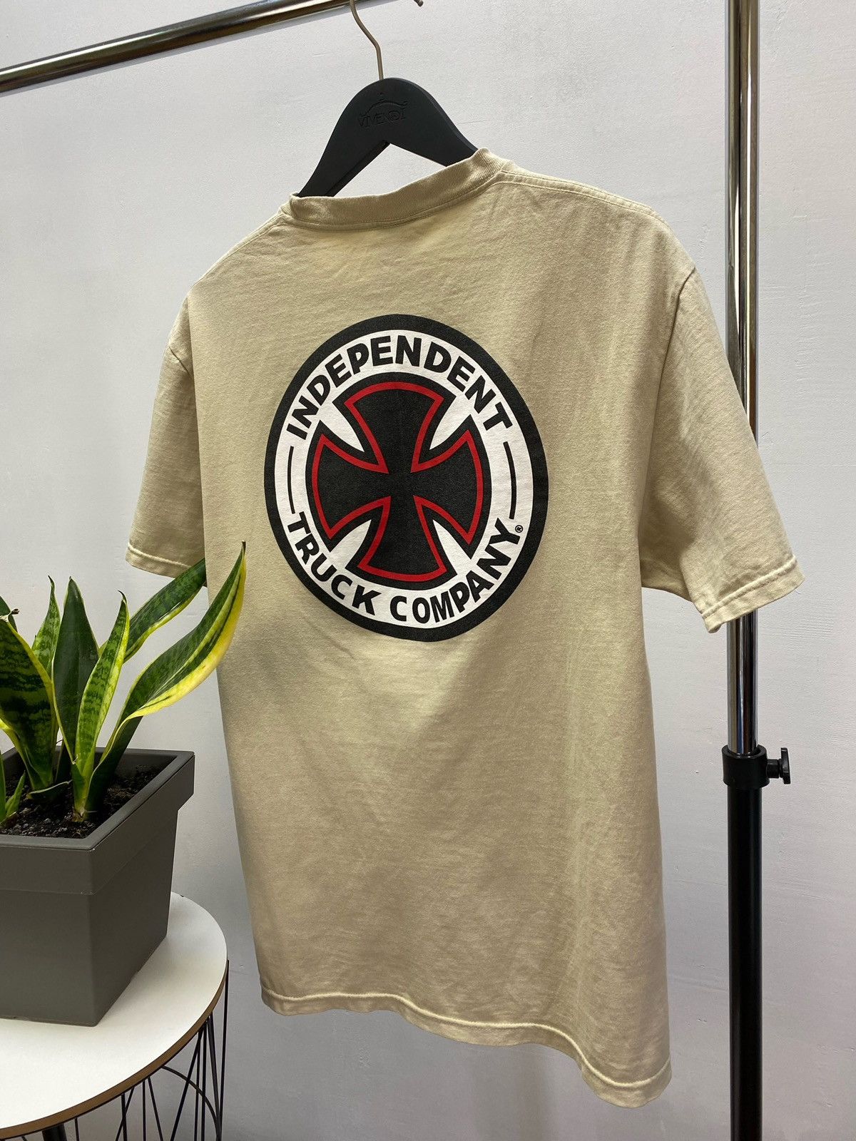 Alien Workshop × Independent Truck Co. × Vintage Vintage Independent Truck Company Logo Tee Size US L / EU 52-54 / 3 - 21 Thumbnail