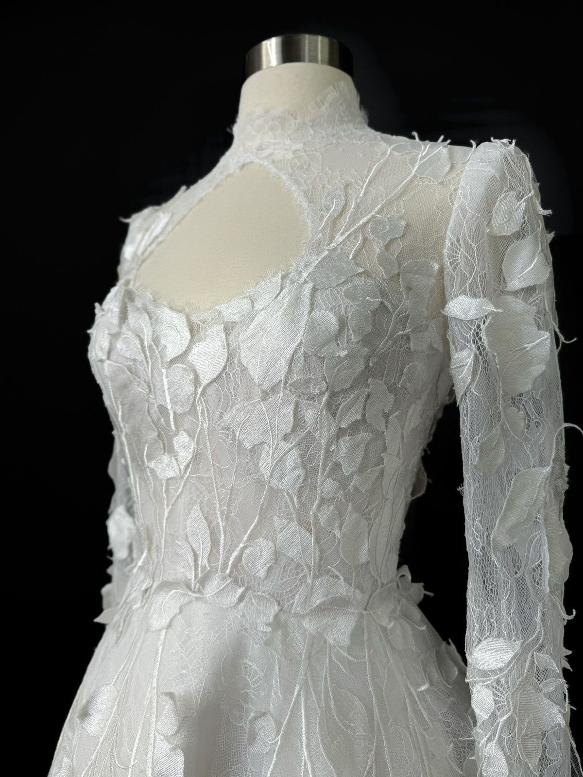 Other US 8-10 Chantilly Lace Anna Augusta Bridal Gown with Train Size M / US 6-8 / IT 42-44 - 4 Thumbnail