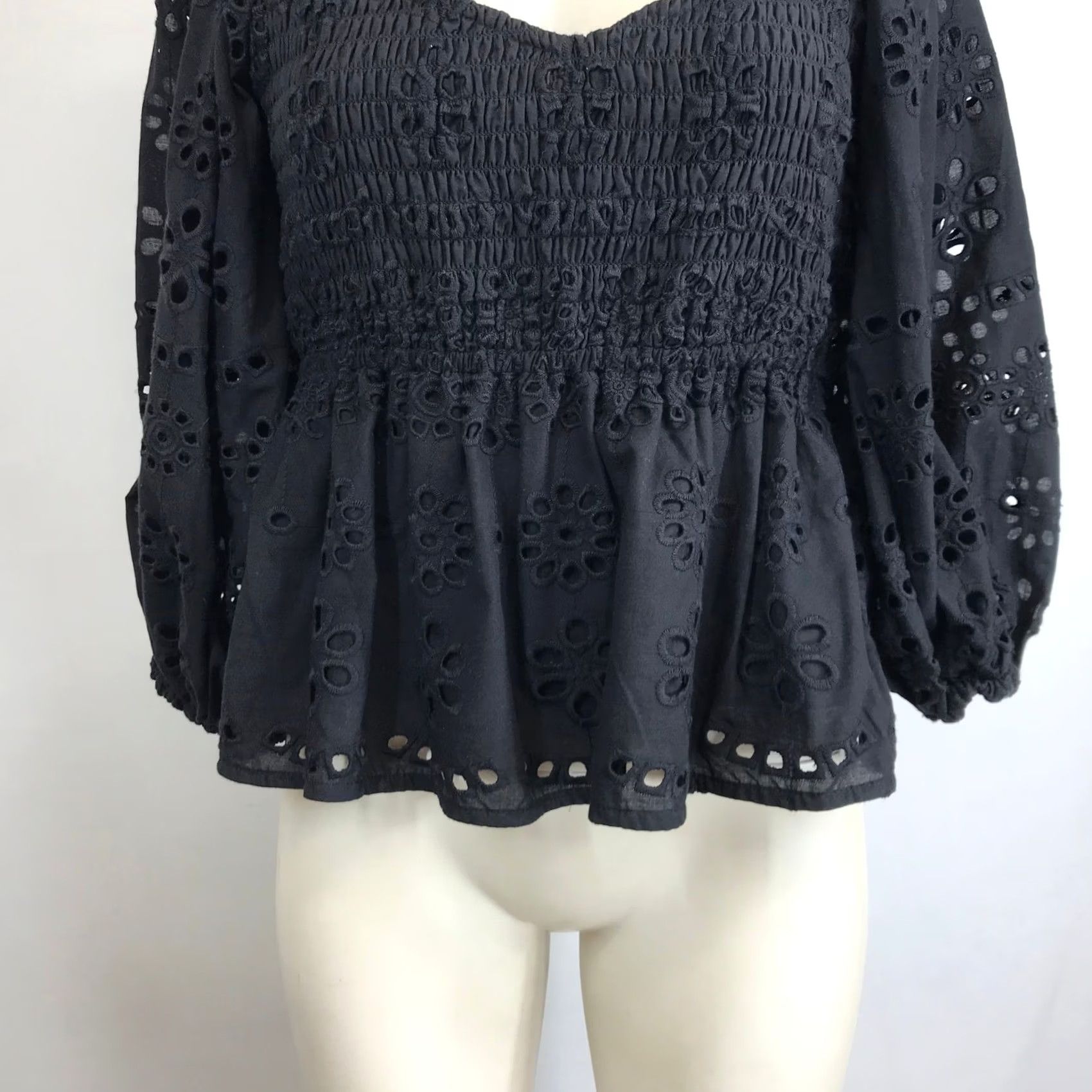 Vintage CHASOR Black Eyelet Smocked Peplum Blouse Puff Sleeve V-Neck Womens S Size S / US 4 / IT 40 - 3 Thumbnail