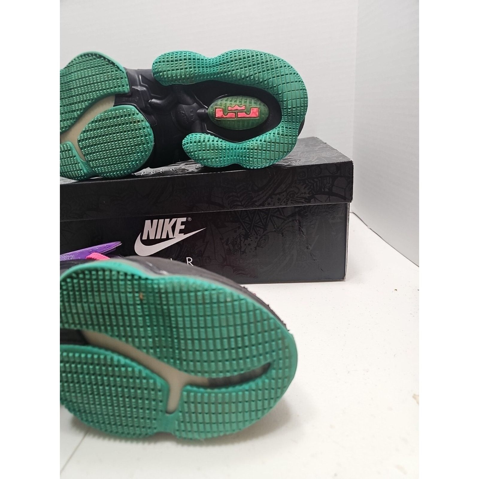 Nike Nike LeBron XIX Wild Berry/Hyper Pink Men's SIZE 10.5 W/ BOX Size US 10.5 / EU 43-44 - 17 Thumbnail