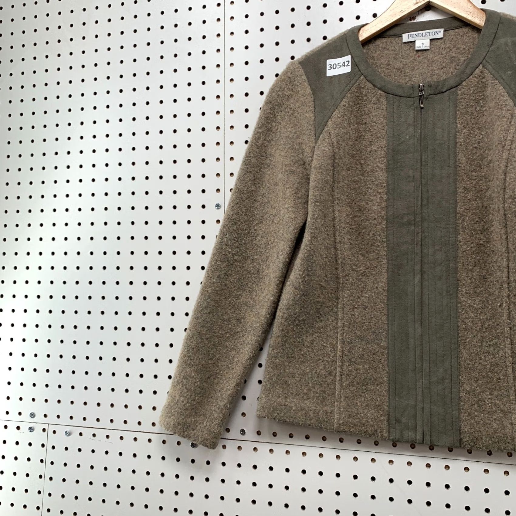 Pendleton Pendleton 100% Lambs Wool Cardigan Sweater Gray Womens Small Full Zip Cardigan Wool Adult Small Gray Pendleton Sleeve Long Sleeve Solid Pattern Womens Size S / US 4 / IT 40 - 3 Thumbnail