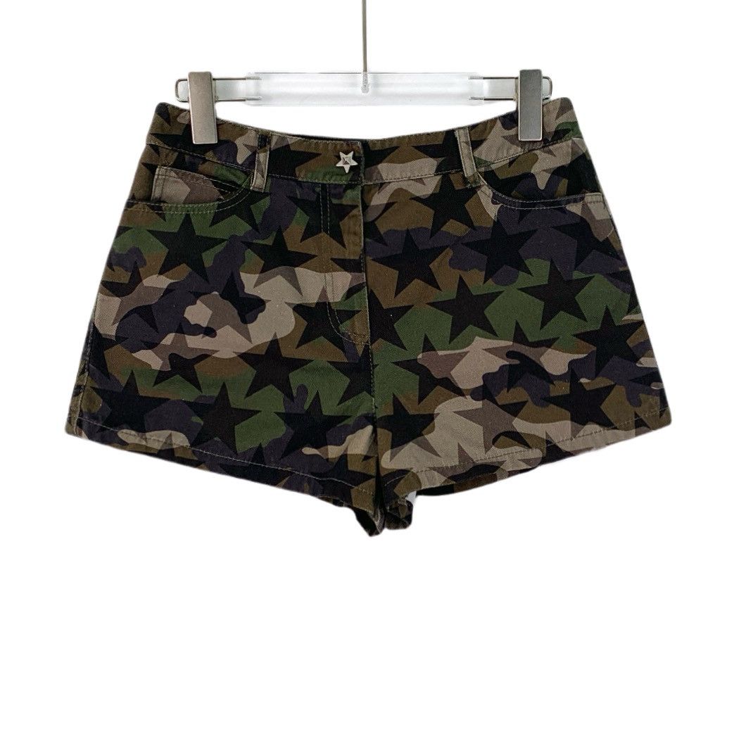 Valentino Valentino Star All Over Print Camouflage Casual Shorts K26WX Size 28" / US 6 / IT 42 - 1 Thumbnail