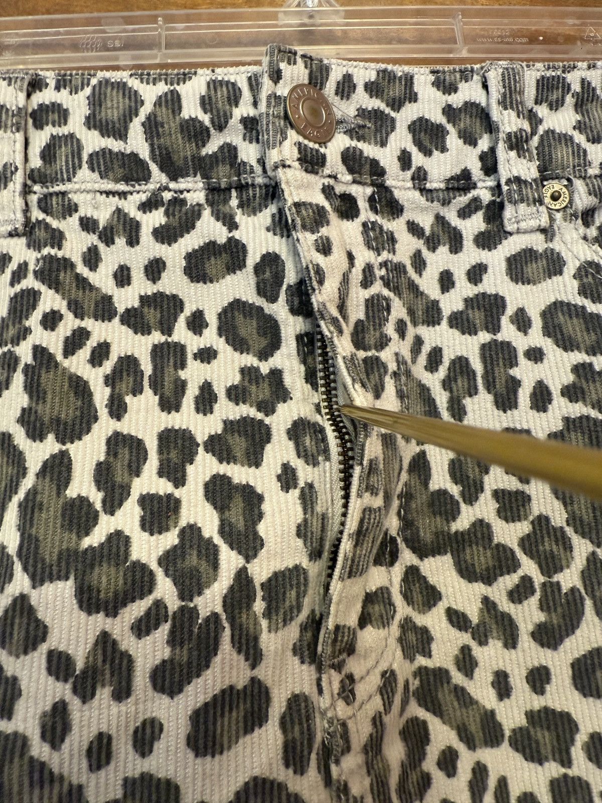 American Eagle Outfitters American Eagle Leopard Print Stretch Corduroy Mini Skirt Size 30" / US 8 / IT 44 - 4 Thumbnail