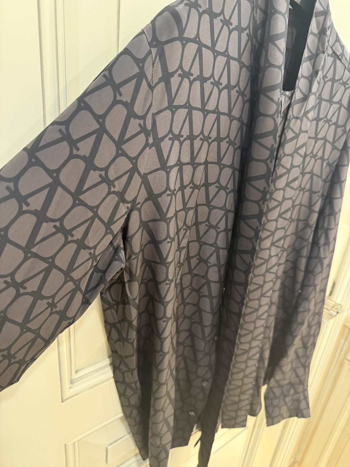 Valentino neck tie silk shirt.with all over Toile Iconography print 39 Size US M / EU 48-50 / 2 - 23 Thumbnail