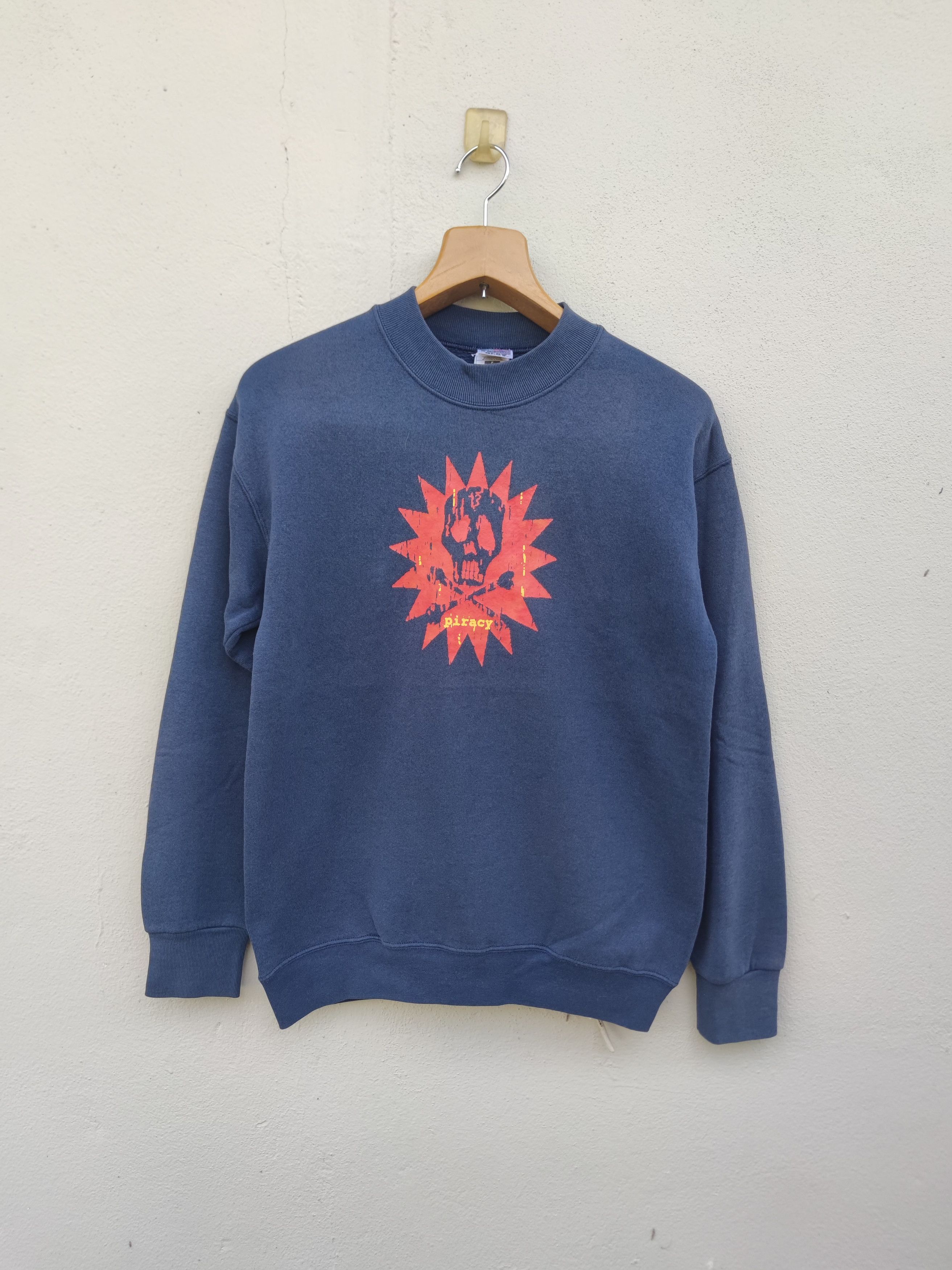 Vintage Vintage 90s Piracy Skull Crewneck Sweatshirt Size US S / EU 44-46 / 1 - 1 Thumbnail