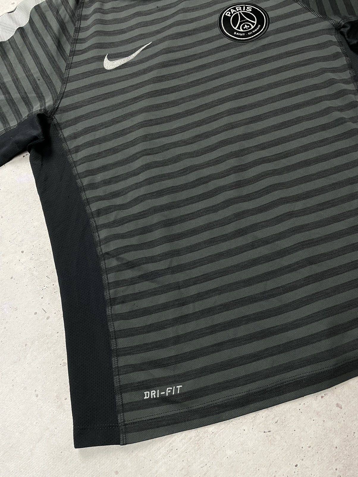 Nike × Vintage Vintage Nike PSG Soccer Jersey Size XS Size US XS / EU 42 / 0 - 5 Thumbnail