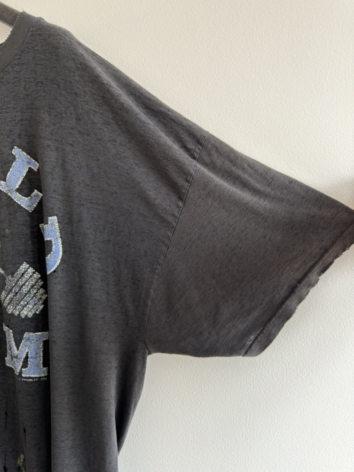 Vintage *RARE* 1990s WORLD GYM BODYBUILDING HARDCORE THRASHED TEE Size US XXL / EU 58 / 5 - 6 Thumbnail