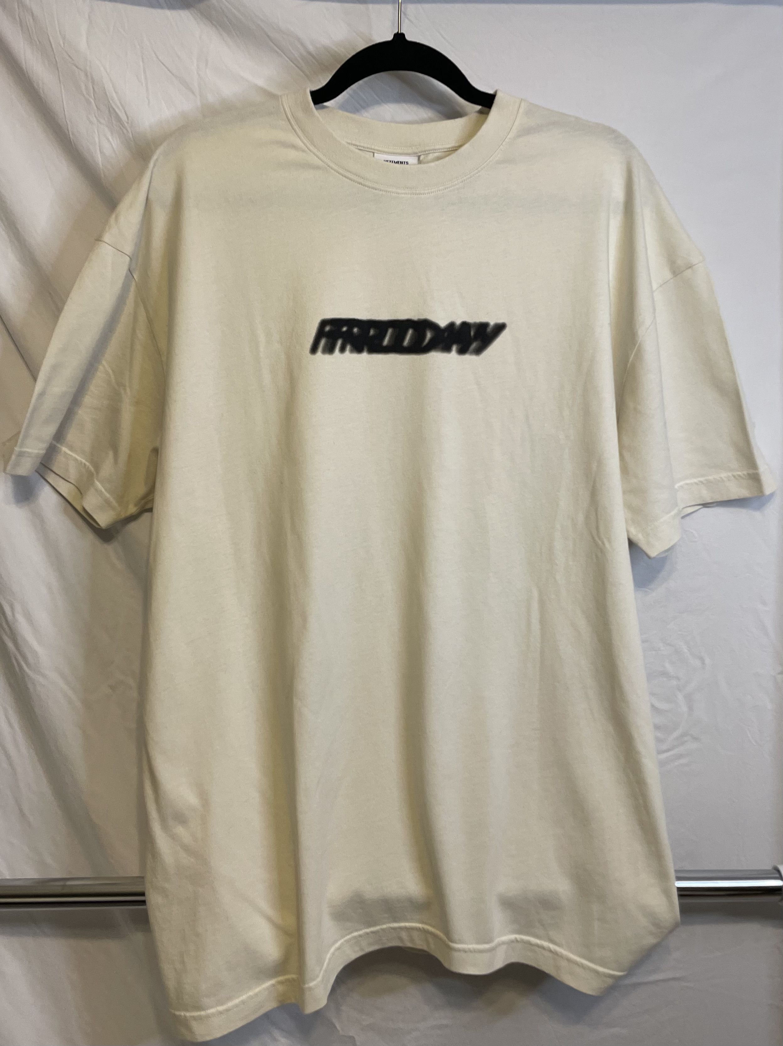 Vetements Vetements Friday Tee Size US S / EU 44-46 / 1 - 1 Thumbnail
