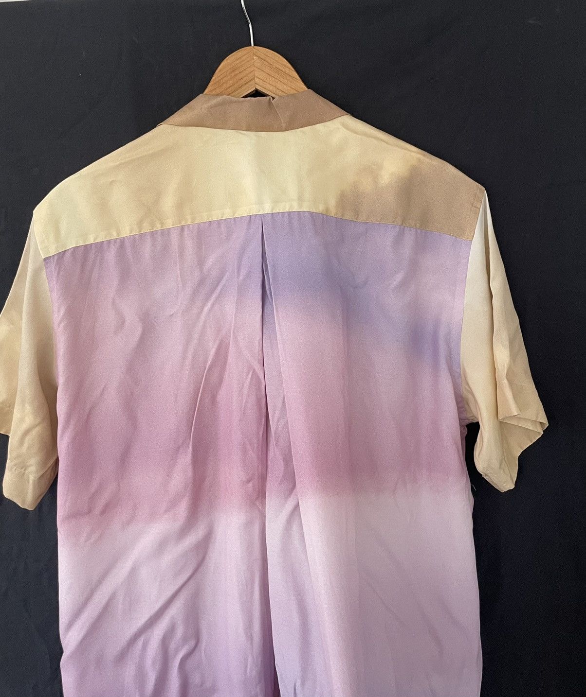 Gradient pleated short- sleeved shirt