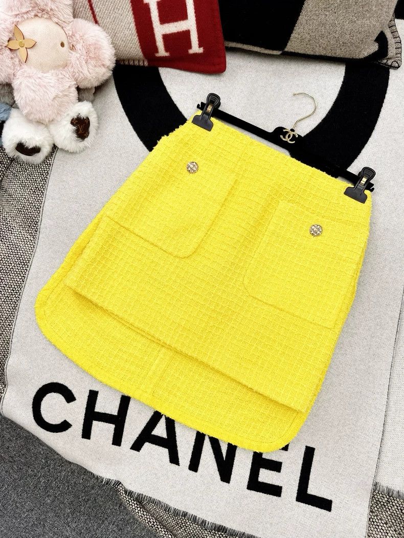 Chanel Chanel 22s spring and summer yellow skirt Size 24" / US 00 / IT 34 - 1 Thumbnail