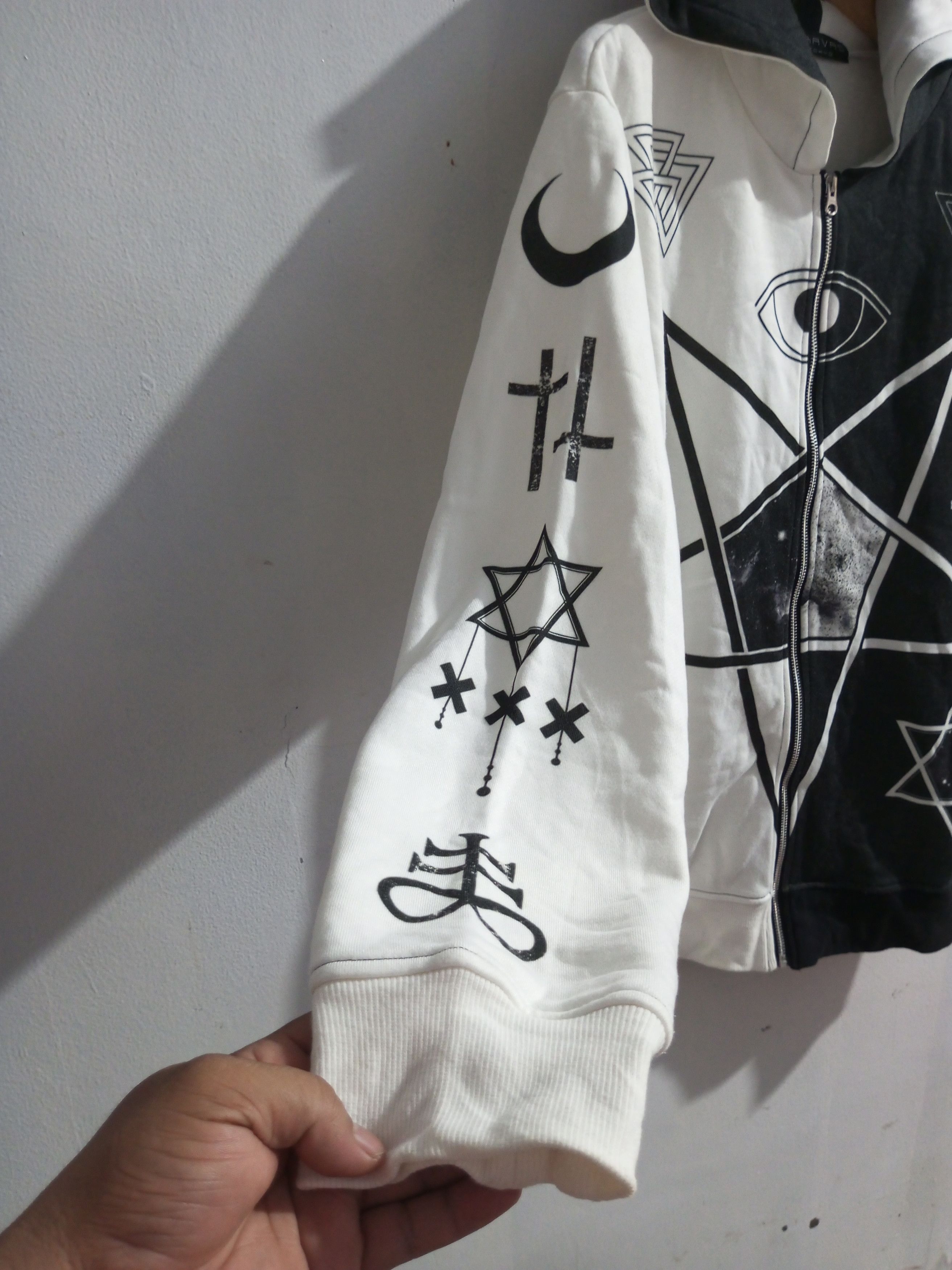 Japanese Brand Travas tokyo illuminati cross hoodie Size US L / EU 52-54 / 3 - 7 Thumbnail