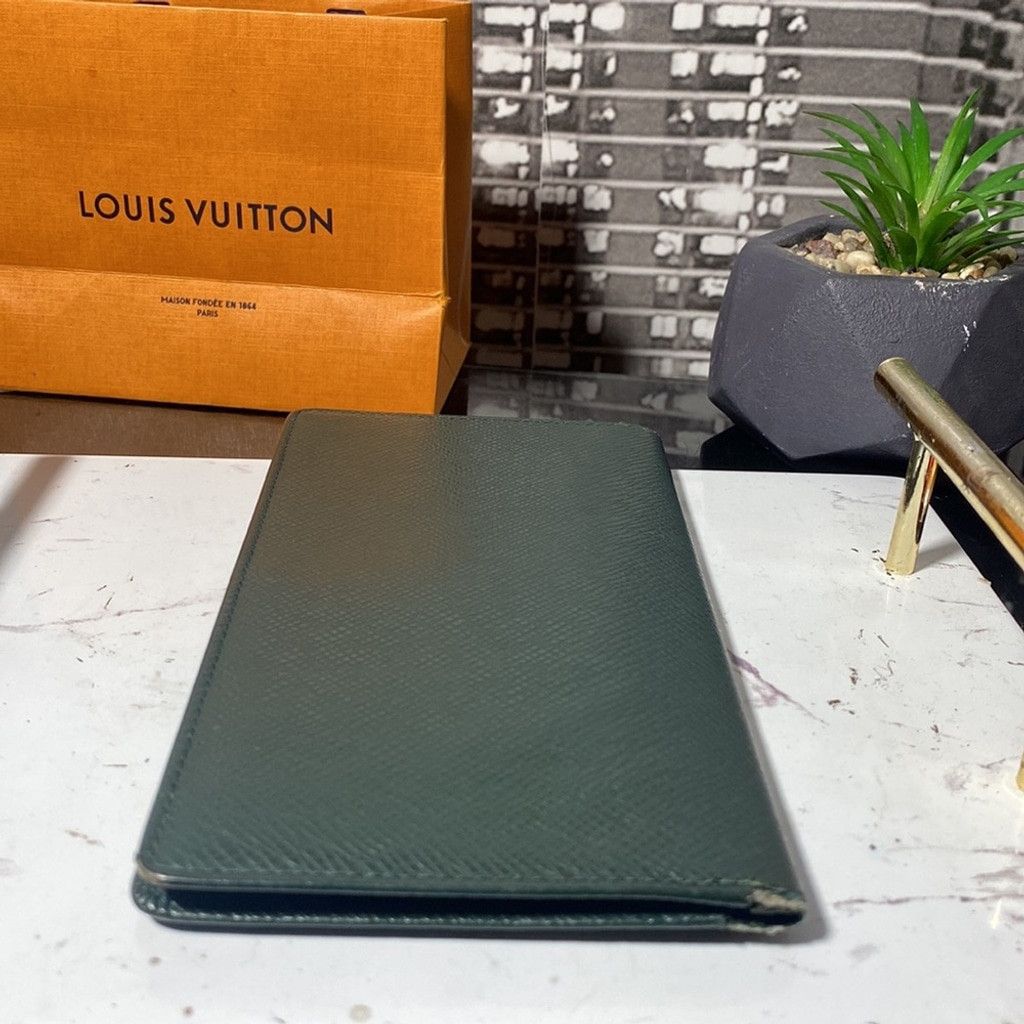 Louis Vuitton Authentic Louis Vuitton Taiga checkbook holder Size ONE SIZE - 11 Thumbnail