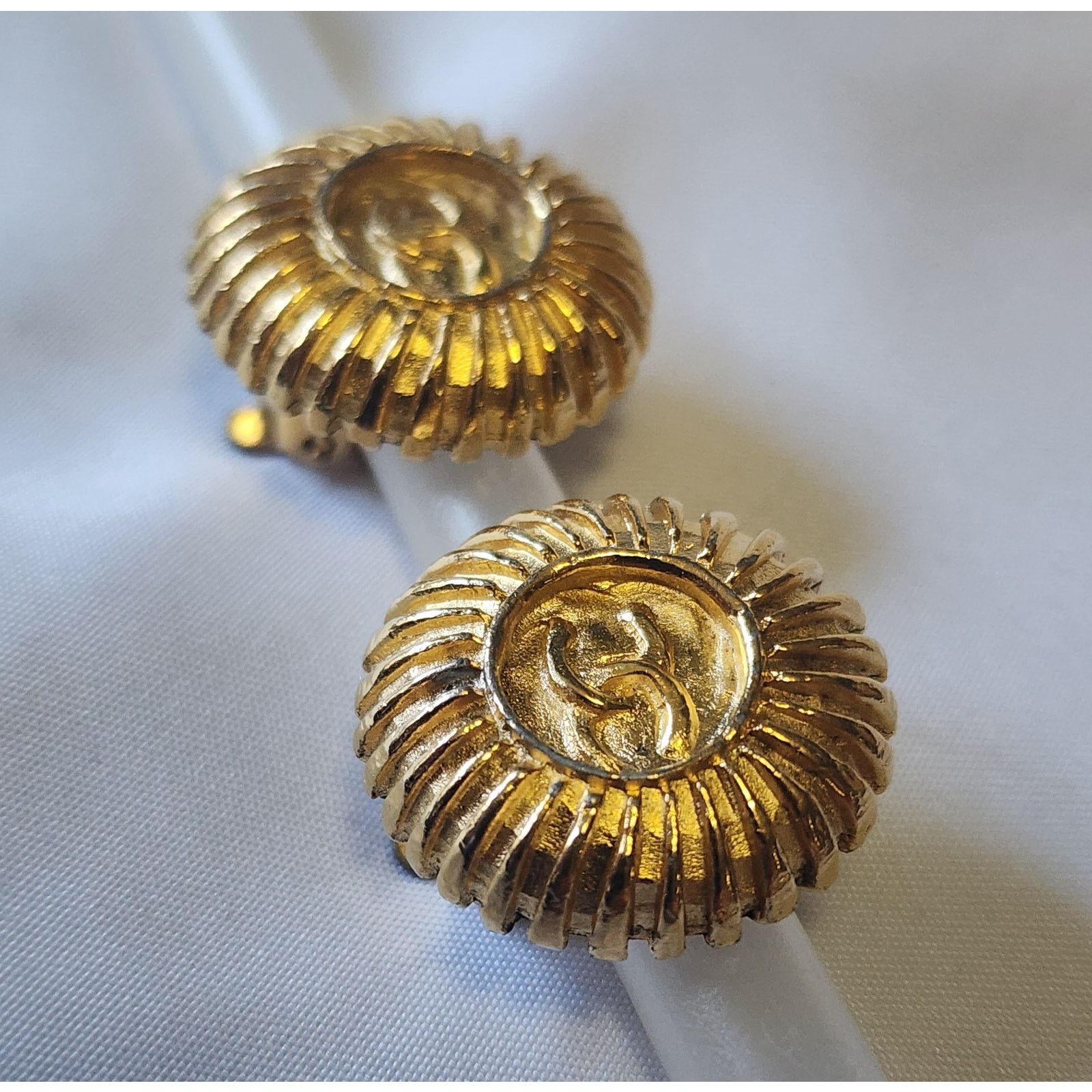 Chanel Authentic Vintage CHANEL Clip On Gold Double CC Earrings Size ONE SIZE - 3 Thumbnail