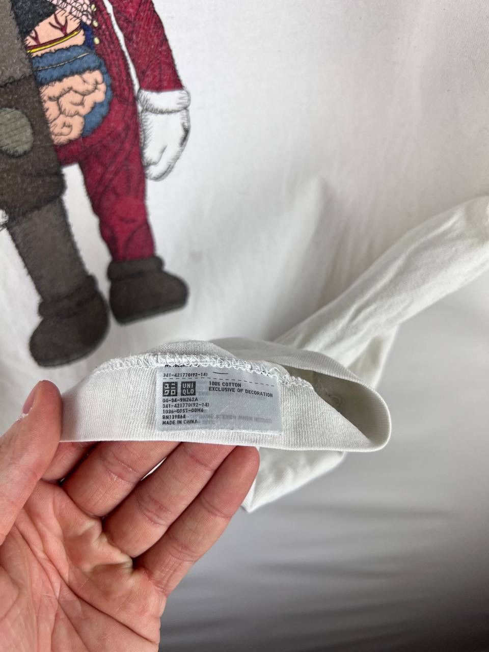Uniqlo Kaws Uniqlo t-shirt size L Size US L / EU 52-54 / 3 - 4 Thumbnail