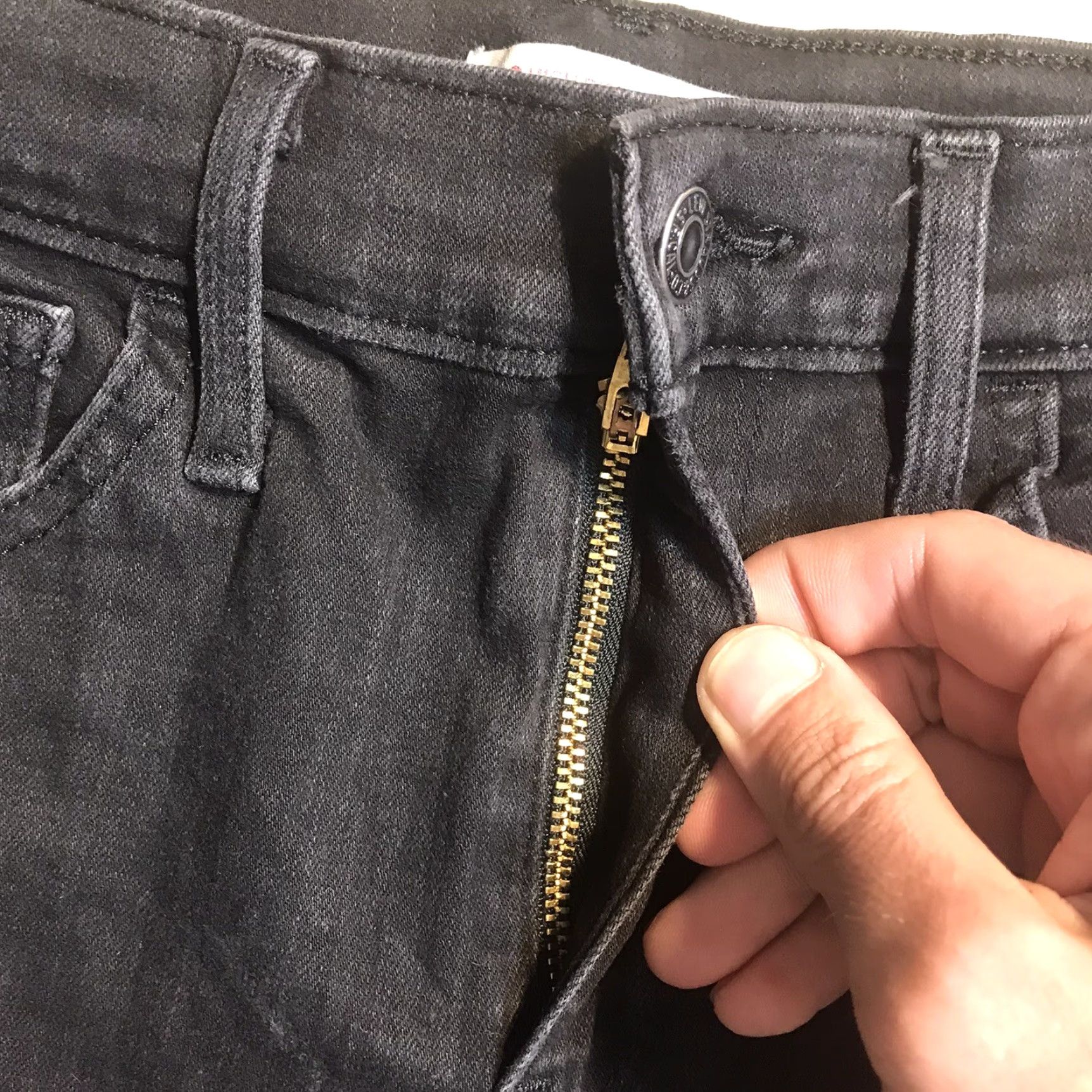 Levi's Levi's 720 Super High Rise Skinny Jeans Womens Black Denim 25x30 Distressed Slim Stretch 5-Pocket Bohemian Festival Long Inseam 30"} Size 42" / US 20 - 6 Thumbnail