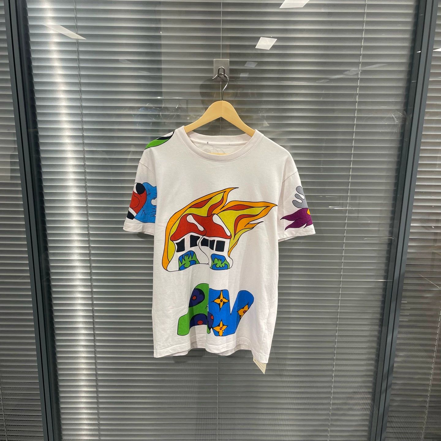 Louis Vuitton LV White Cartoon Print Short Sleeve Tee L 99 New #11685 Size US L / EU 52-54 / 3 - 1 Thumbnail