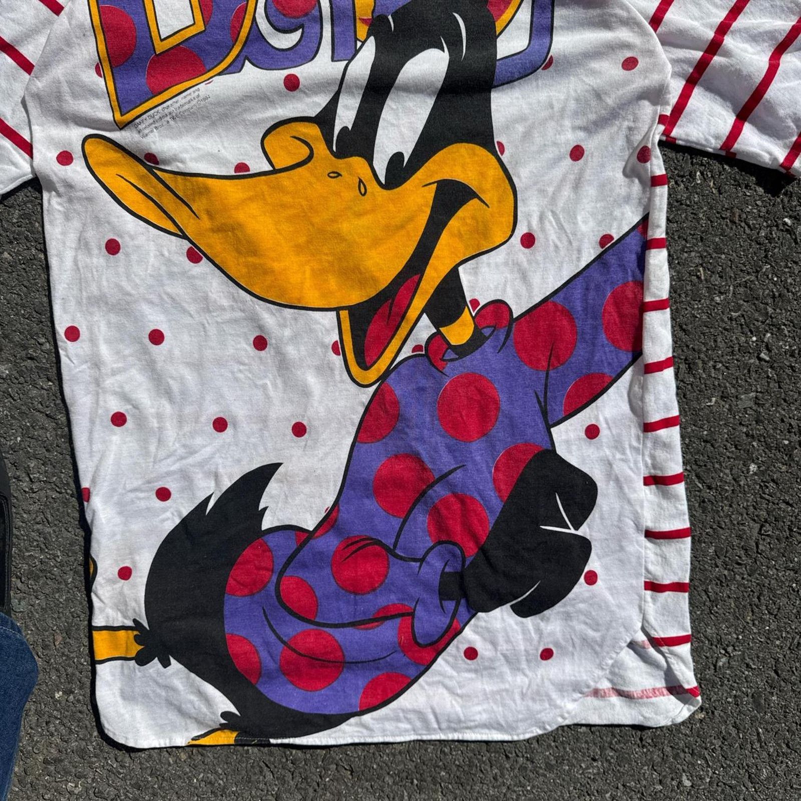 Warner Bros Vintage 1994 Looney Tunes AOP Tee – Daffy Duck shirt- Large Size US L / EU 52-54 / 3 - 3 Thumbnail