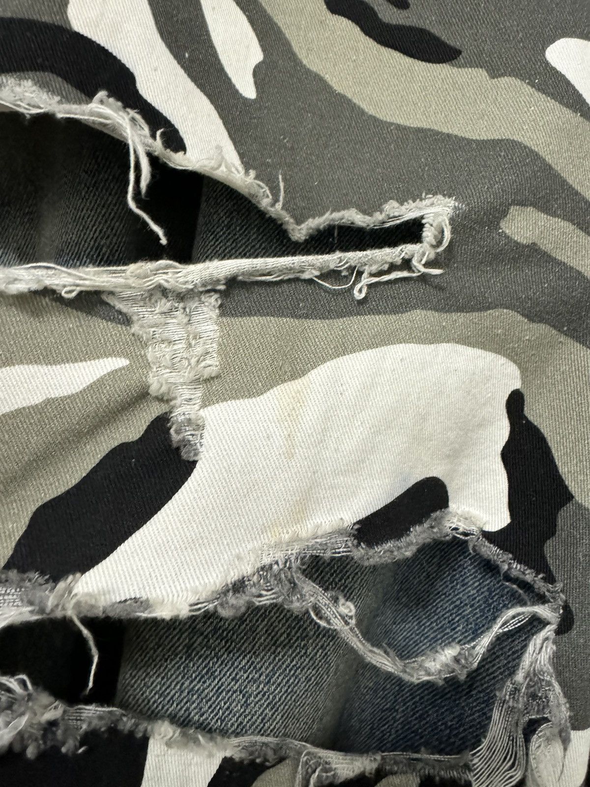 Balenciaga Trompe L’oeil Camo Shorts Size US 32 / EU 48 - 8 Thumbnail