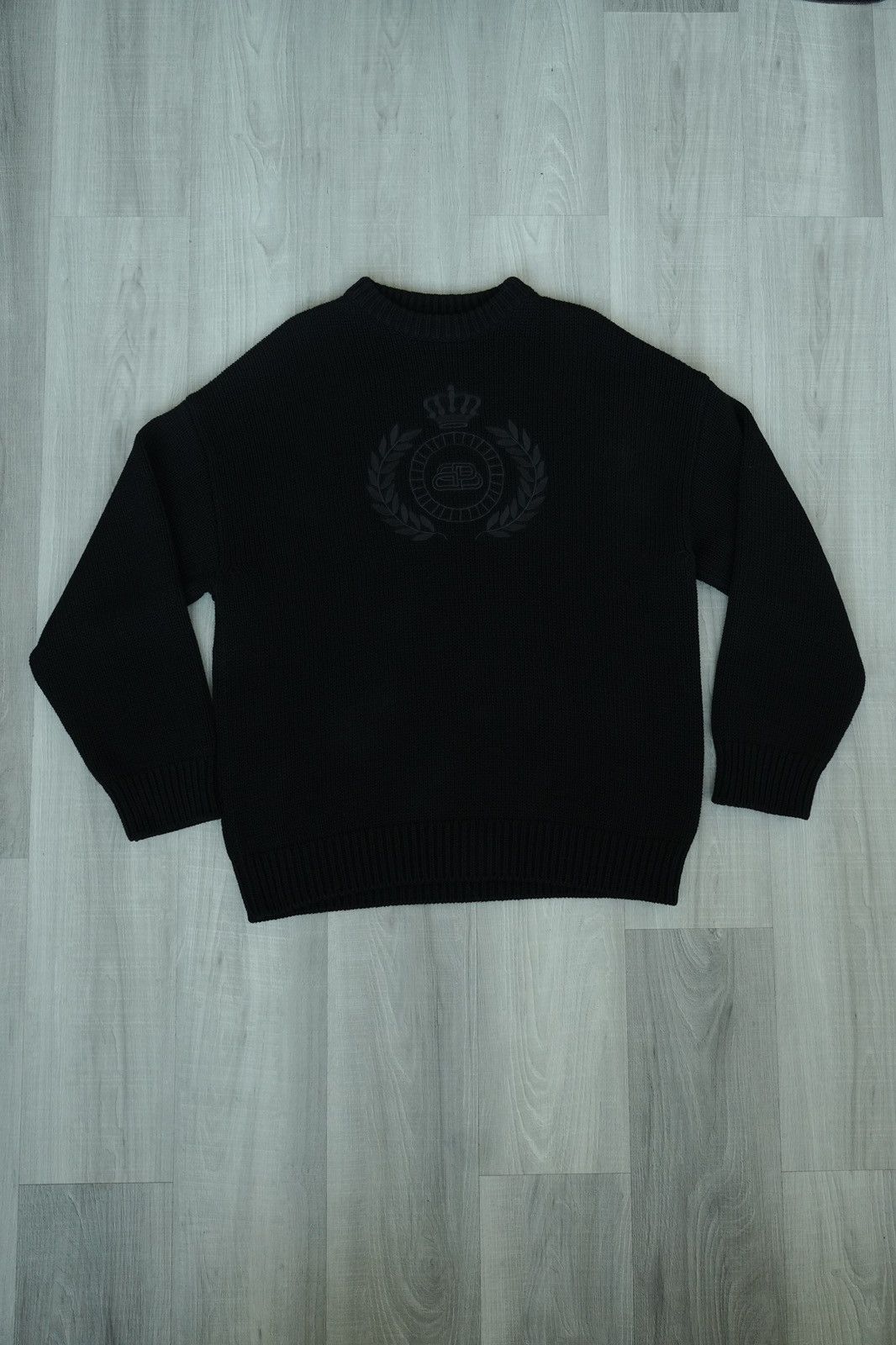 Balenciaga Balenciaga Oversized Crest Knit Sweater Size US S / EU 44-46 / 1 - 1 Thumbnail