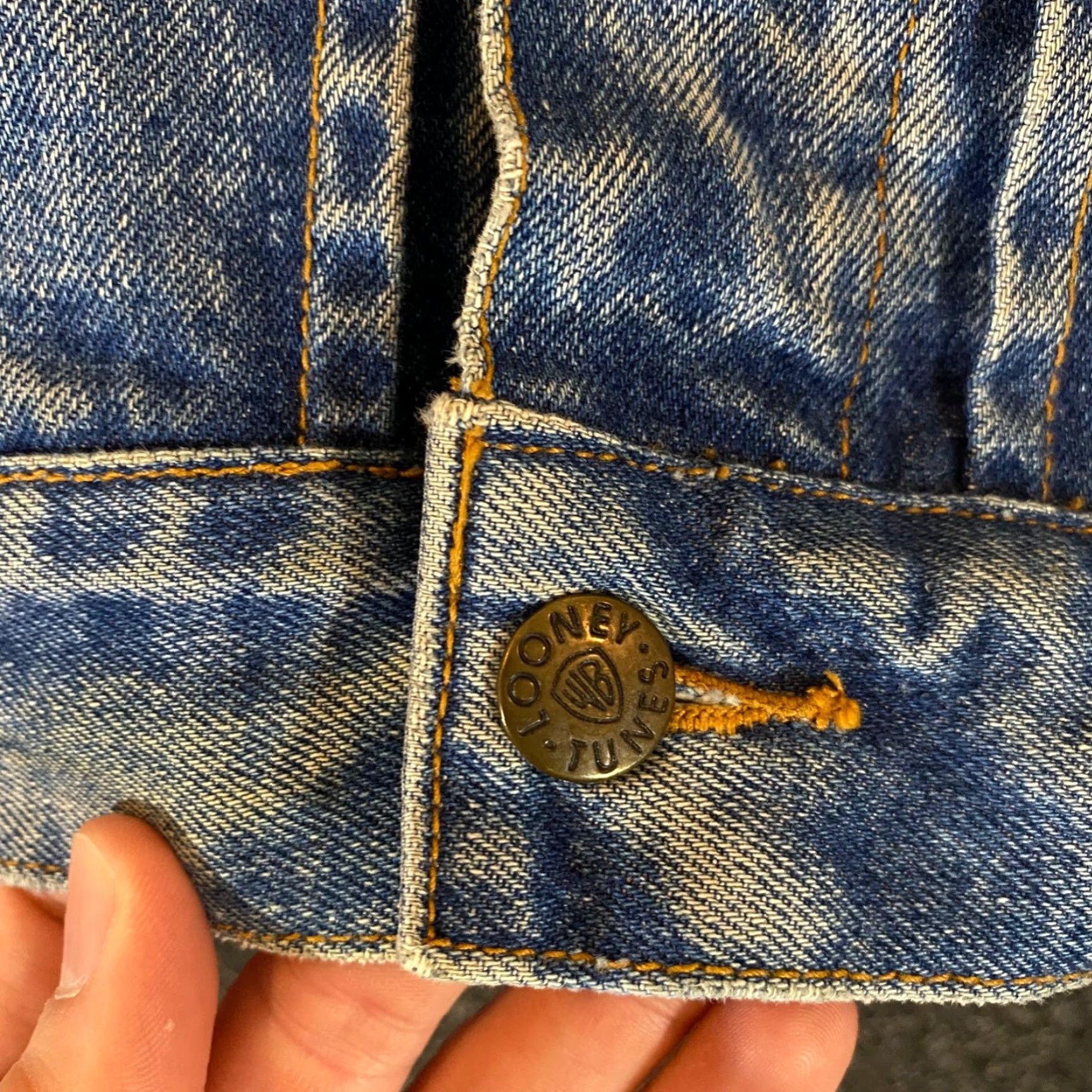 Vintage VINTAGE Warner Bros Looney Tunes Denim Jacket Mens Regular M Blue Embroidered Tweety Bugs Size US 31 - 7 Thumbnail