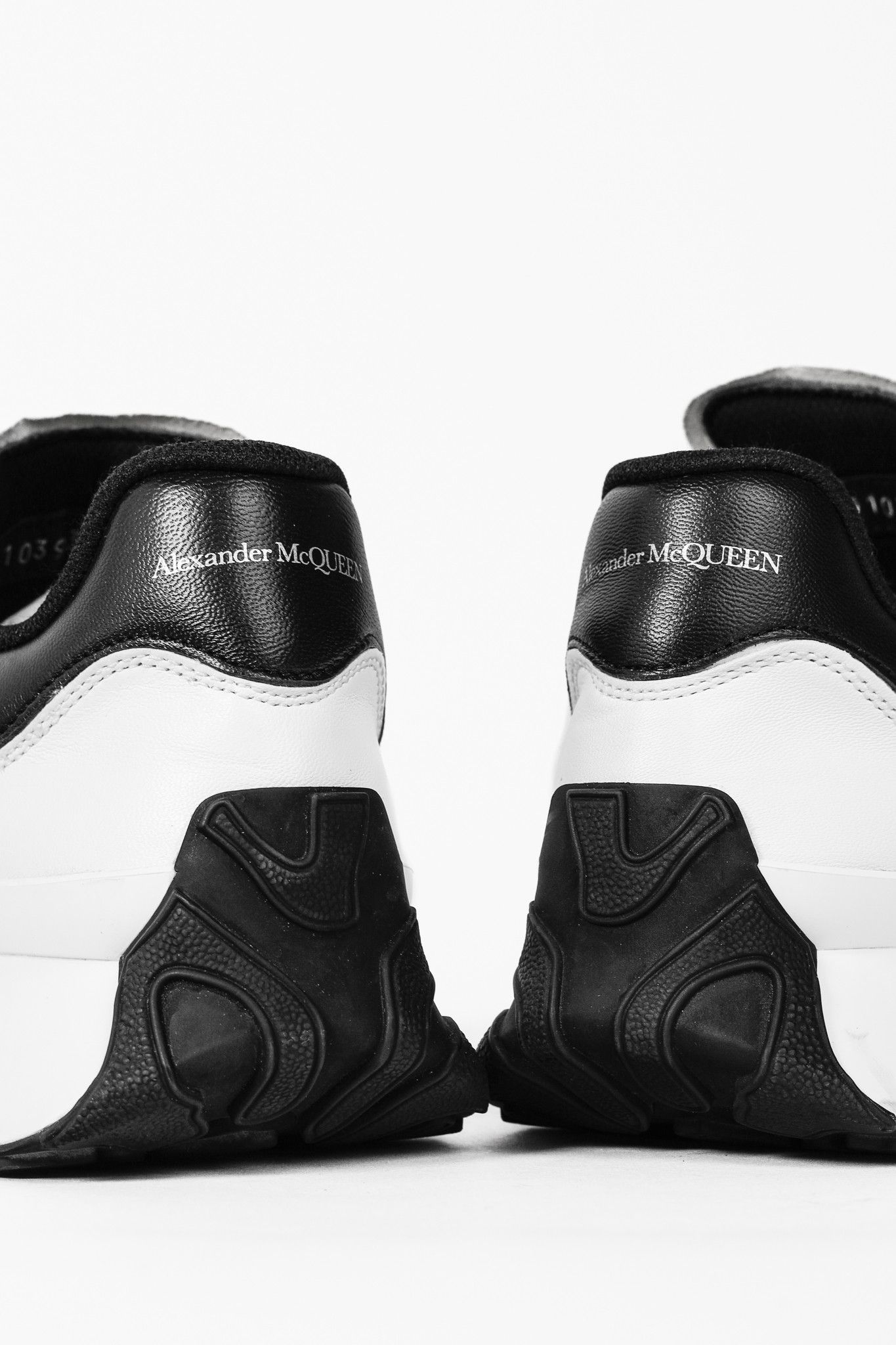 Alexander McQueen Alexander McQueen Sprint Runner White Black Leather Sneakers Size US 8.5 / IT 38.5 - 10 Thumbnail