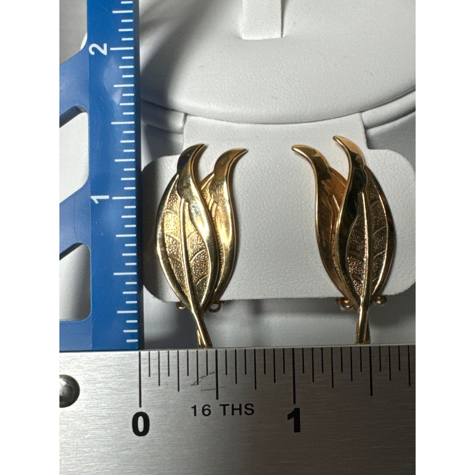 Vintage Vintage mid century gold leaf clip on earrings Size ONE SIZE - 7 Thumbnail