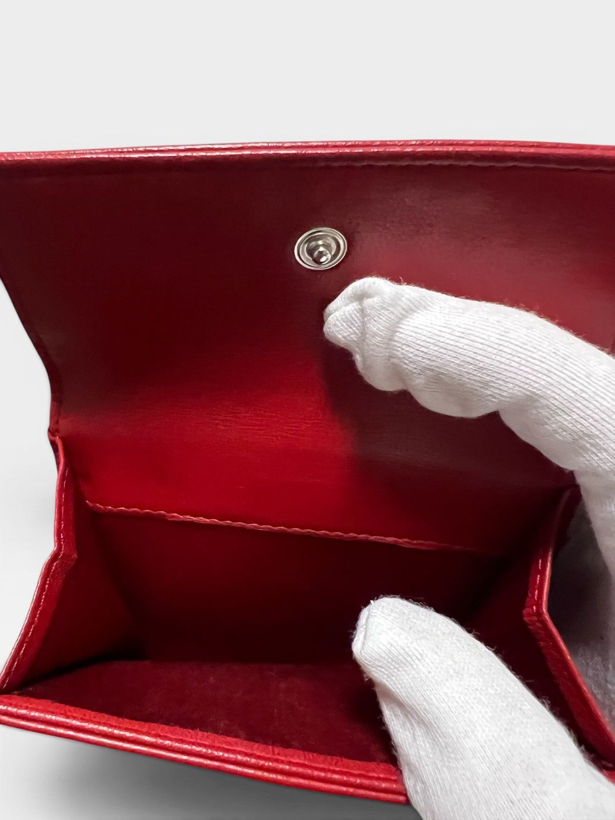 Chanel STEAL! Chanel Camellia embossed leather trifold wallet Size ONE SIZE - 2 Thumbnail