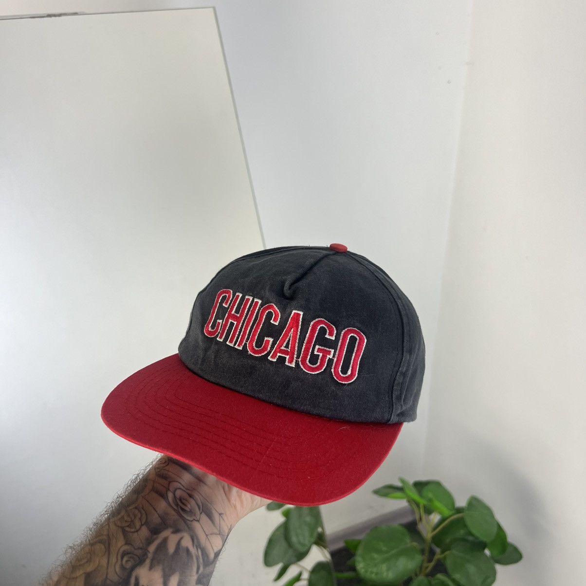 Vintage Vintage Y2K Chicago Big Embroidered Logo Snapback Cap Size ONE SIZE - 1 Thumbnail
