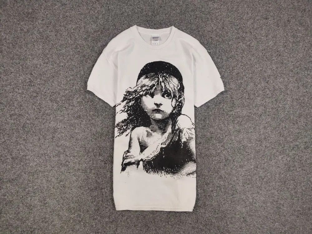 Vintage Vintage 86's Les Miserables London T Shirt All Over Print Size US M / EU 48-50 / 2 - 1 Thumbnail