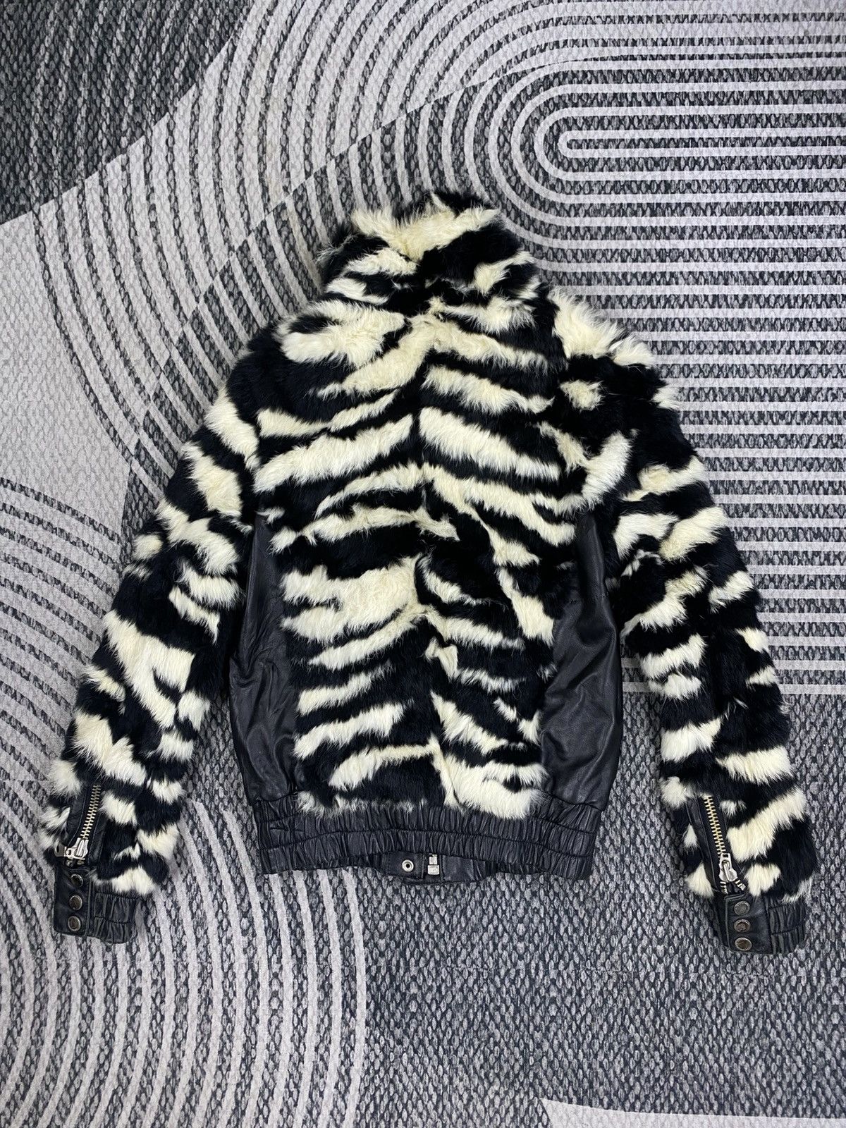 Japanese Brand Vintage Japanese Fashion Zebra Faux Fur Biker Cropped Jacket Size S / US 4 / IT 40 - 2 Thumbnail