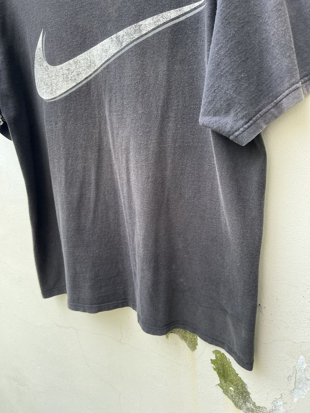 Nike Vintage 90s Nike Distressed Sun Faded Black Swoosh t shirt Size US L / EU 52-54 / 3 - 9 Thumbnail