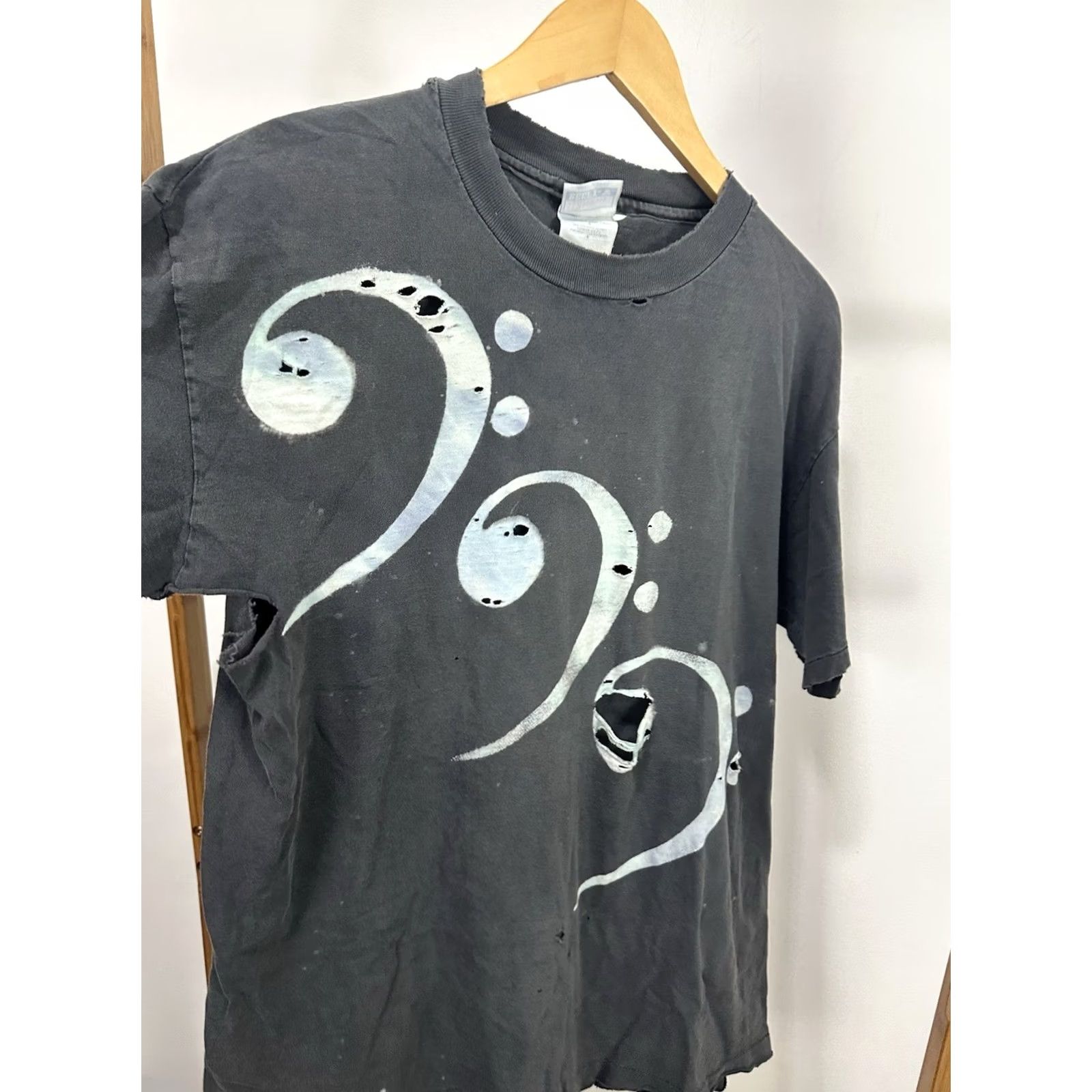 Hanes VTG 90s Bass Clef Symbol Music Note Art Faded Thrashed Distressed Worn T-Shirt L Mens Black Hanes Shirt Size US L / EU 52-54 / 3 - 4 Thumbnail